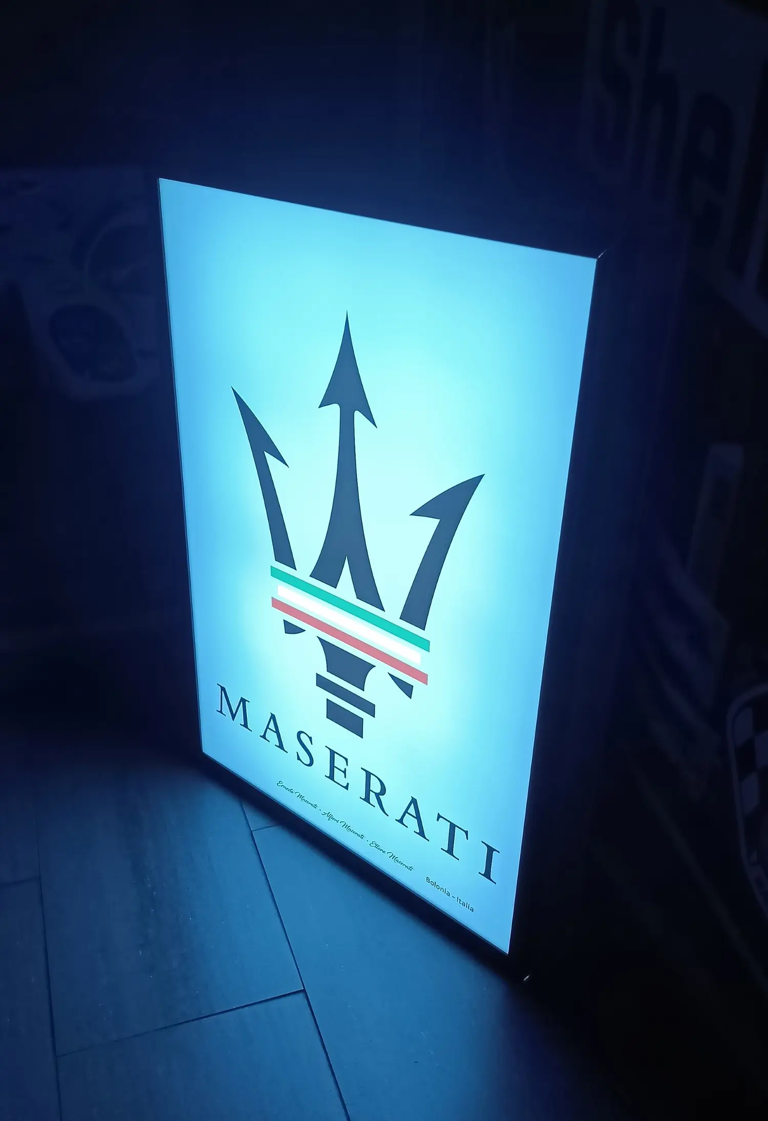 マセラティ　モニター Illuminated Maserati Dealership Sign — Sold | PCARMARKET