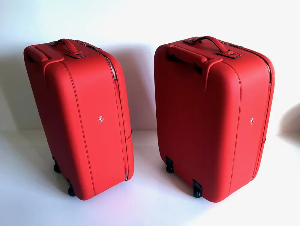 【奥上】Ferrari 赤バスセット Ferrari 812 Superfast Four-Piece Luggage Set — Sold | PCARMARKET