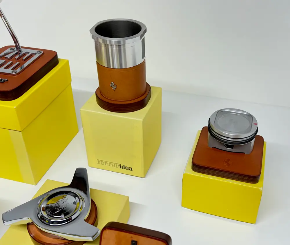 激レア！フェラーリ ビンテージ インテリアパネル Collection of Ferrari Decorative Accessories — Sold | PCARMARKET
