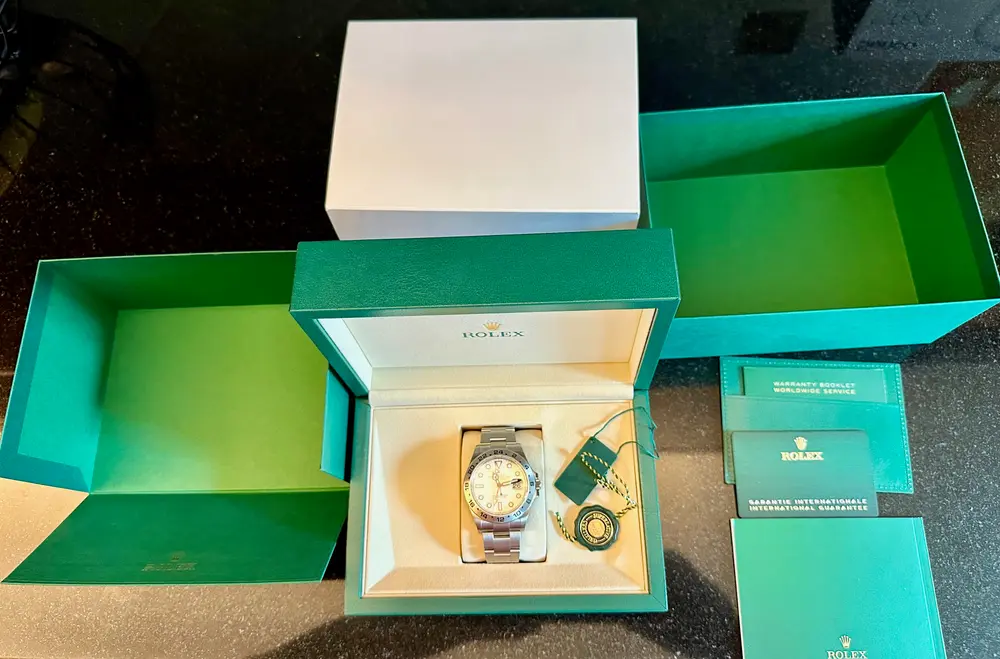 ROLEX ショッピングバッグと付属品セット New 2026 Rolex Explorer II White Dial Watch Ref. 226570 Full Set