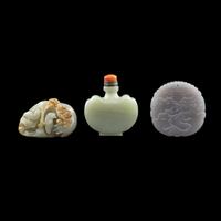 Three Chinese Celadon Jade Articles, 20th Century 近代 青白玉鼻烟壺、把件、牌子一組三件