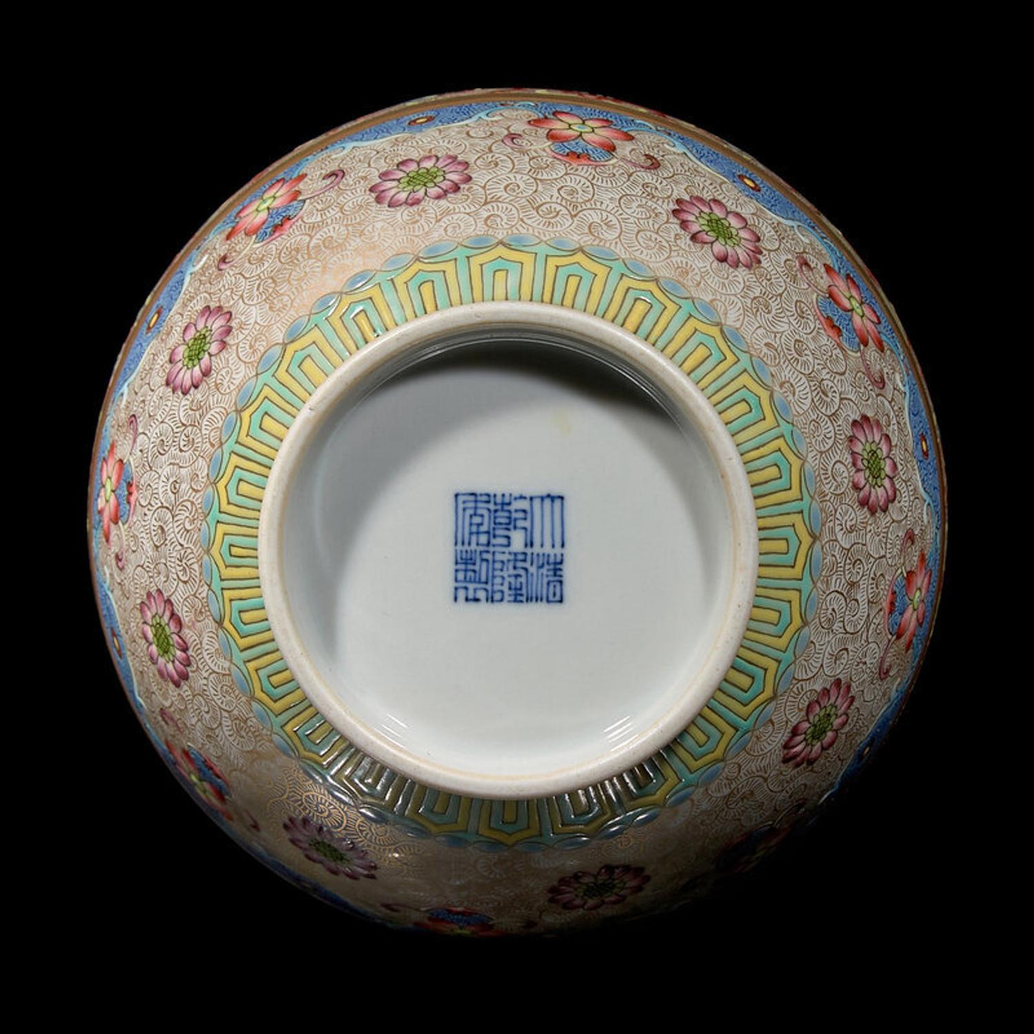 A Chinese Famille Rose Enameled Porcelain Vase, 20th Century 近代 粉彩纏枝蓮紋賞瓶
