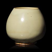 A Chinese Green-Glazed 'Lotus Bud' Vessel, Junyao or Ruzhou Donggou Kilns, Jin Dynasty 金 鈞窯或汝洲東溝窰綠釉鷄心罐