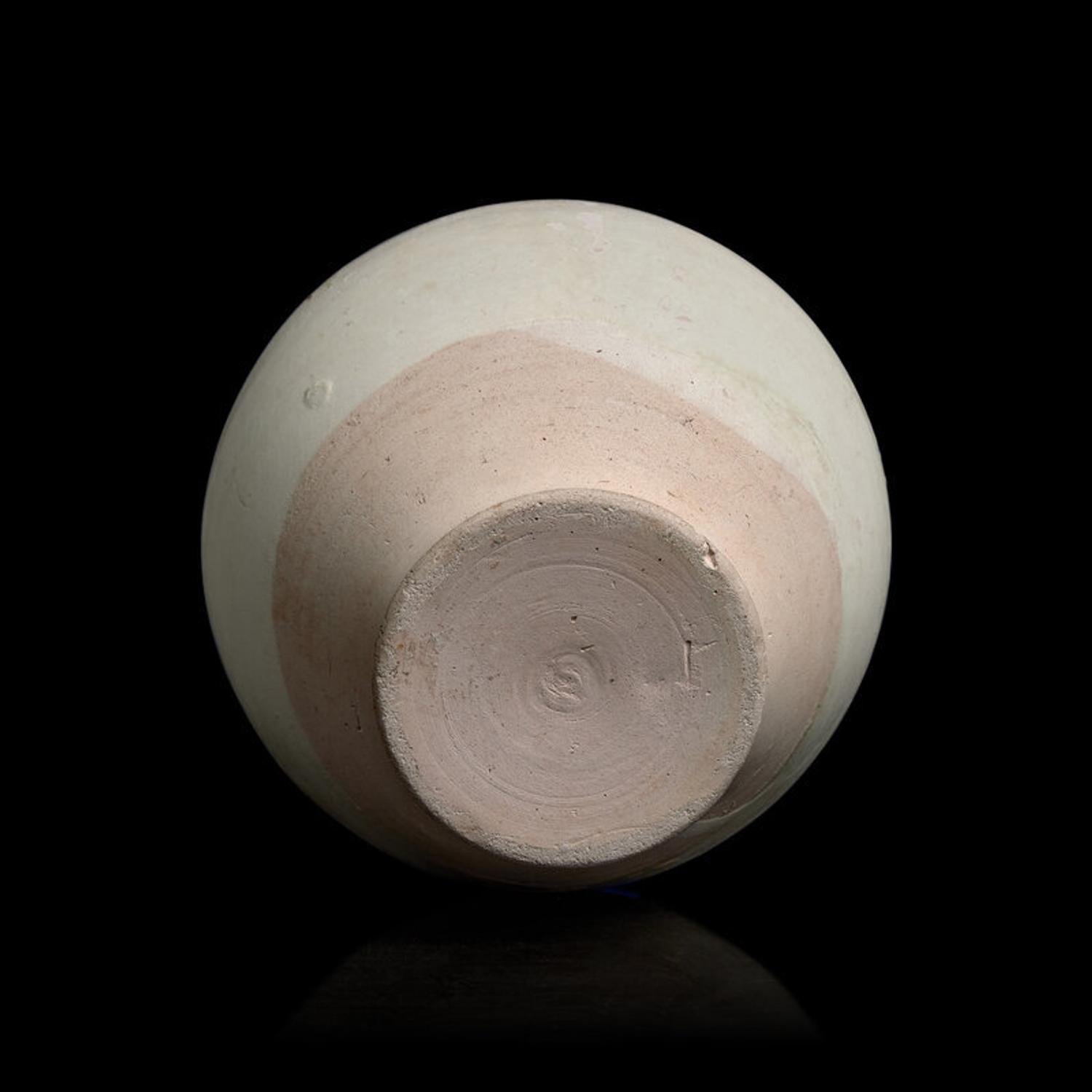 A Chinese White Glazed Porcelain Jar, Tang Dynasty 唐 白釉罐