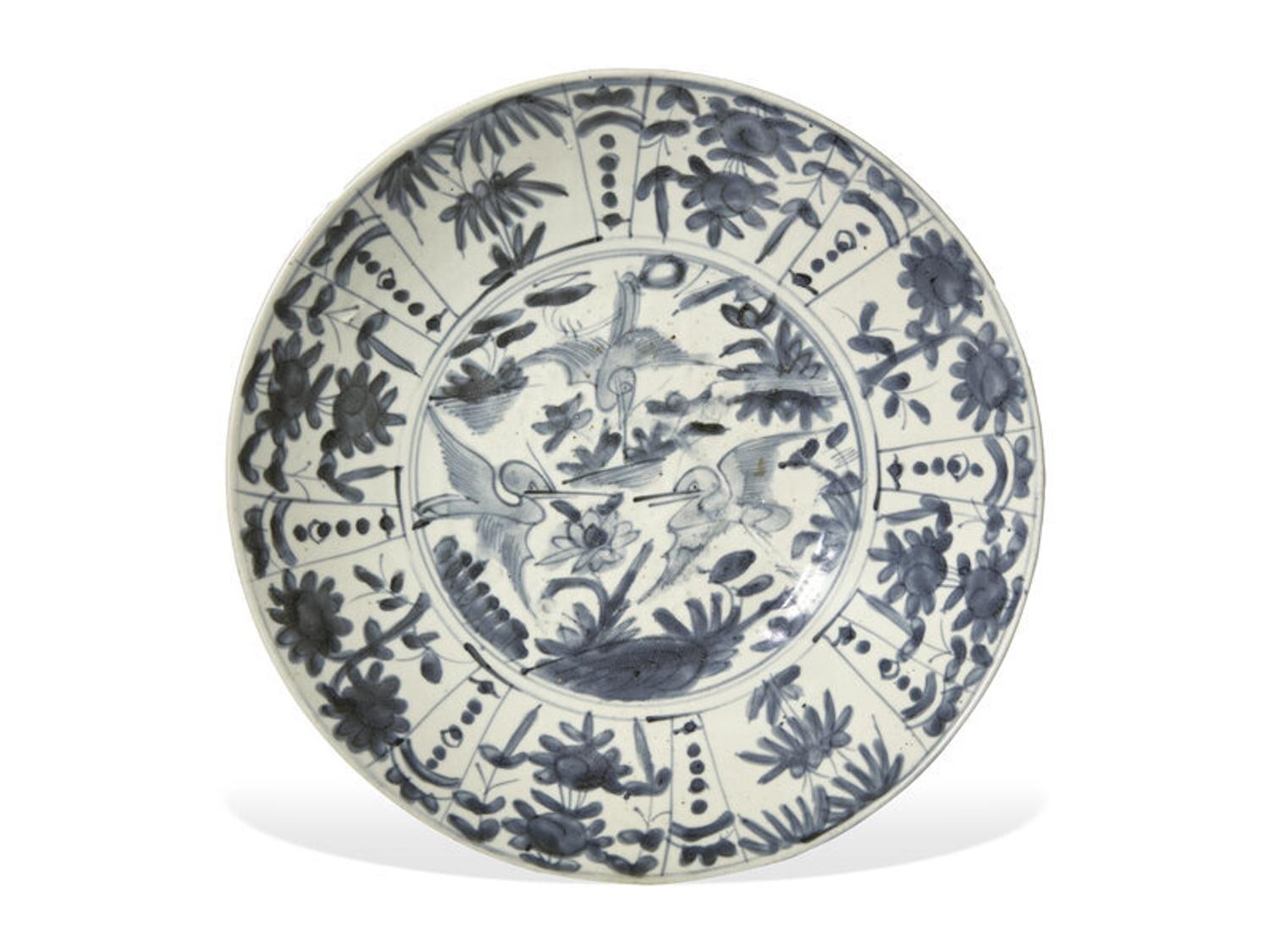 A Chinese Swatow Blue and White Porcelain Bowl, Ming Dynasty 明 漳州窰青花花鳥紋碗