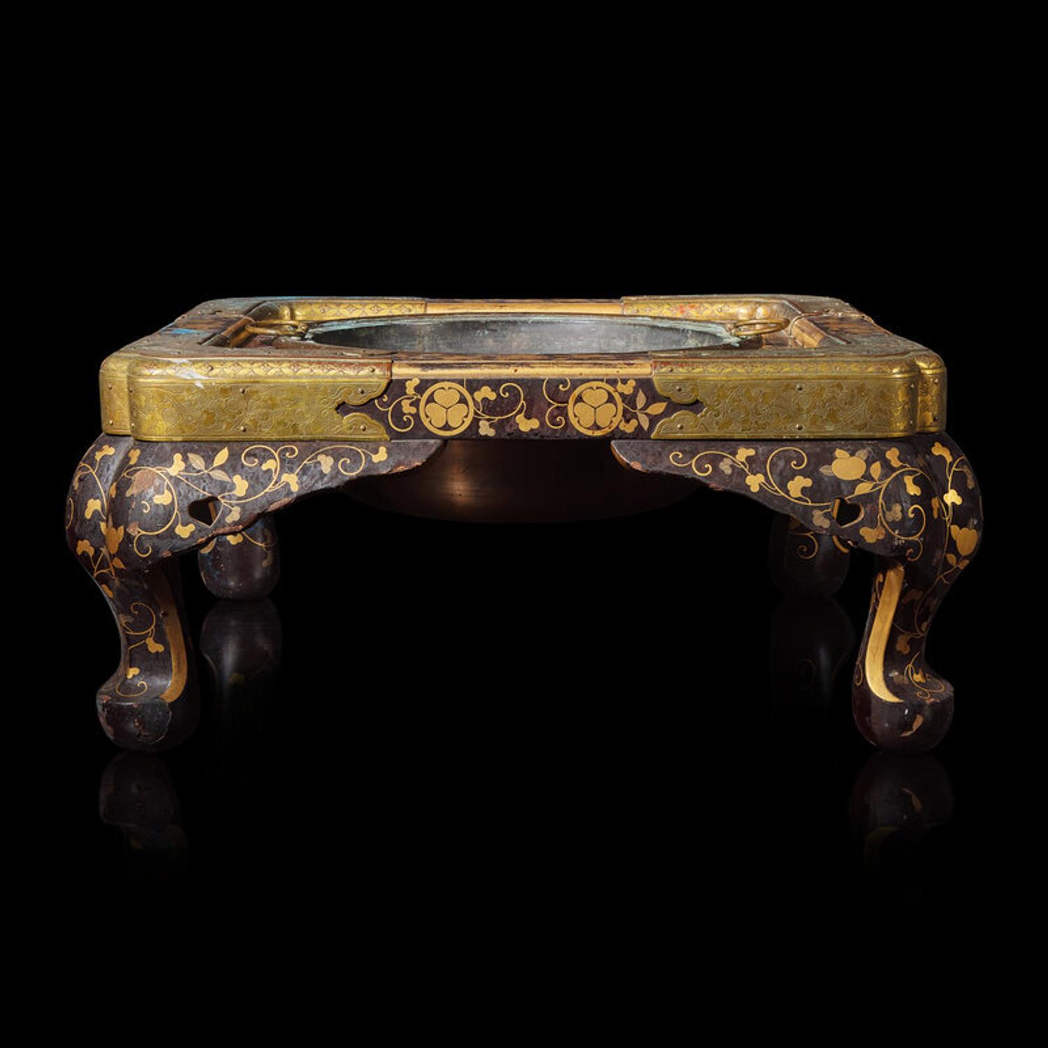 A Japanese Lacquer Hibachi and Metal Liner, with Tokugawa Mon, Edo-Early Meiji Period 日本江戶-明治早期 漆繪火盆一組