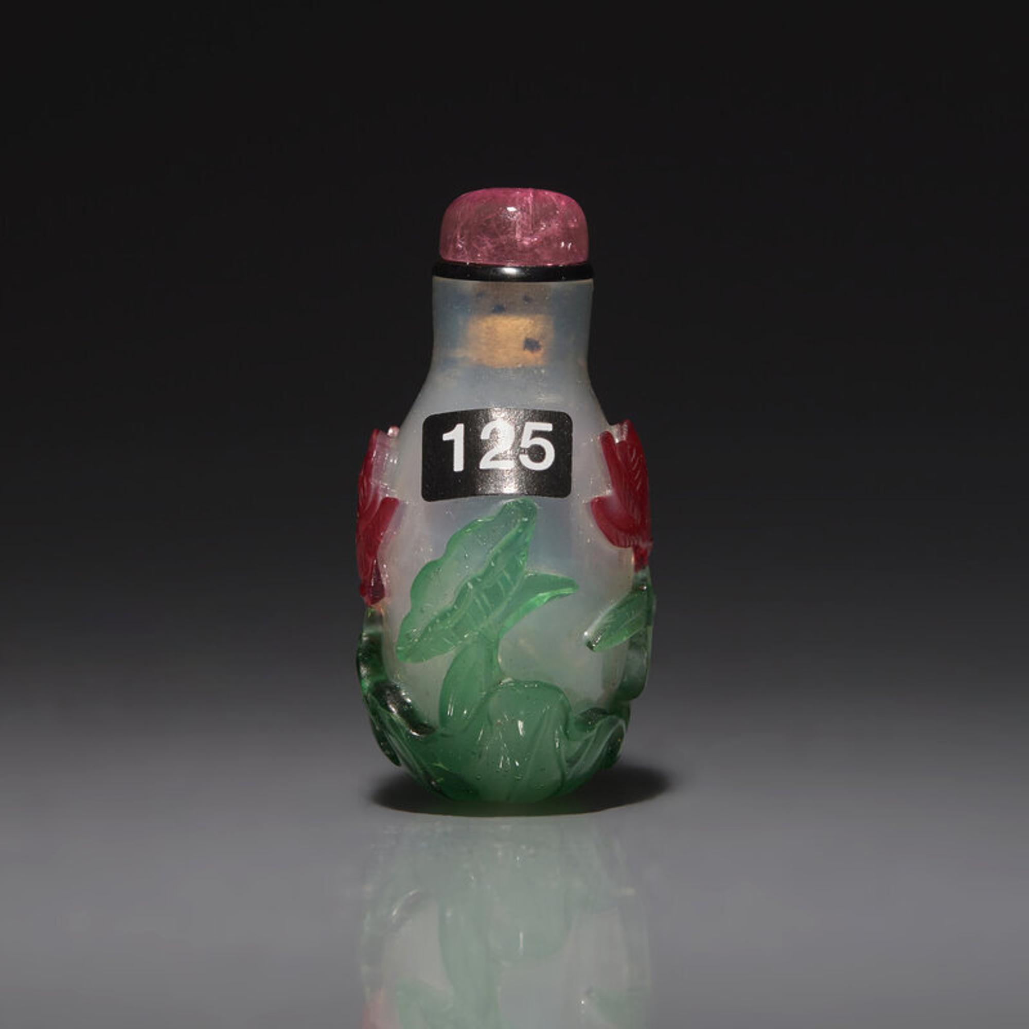 A Small Chinese Multicolor Overlay Glass Snuff Bottle, Circa 1750-1820 1750-1820年 雪霏地套料荷花圖鼻烟壺