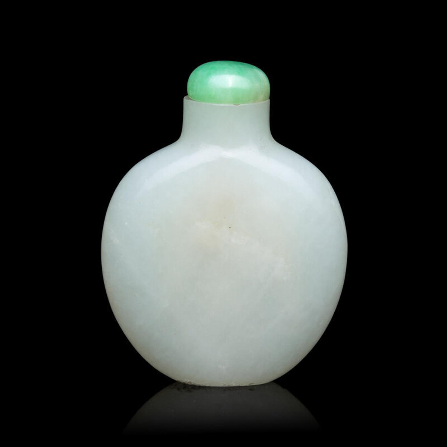 A Chinese White Jade Snuff Bottle, 18th/19th Century 清中期 白玉素面鼻煙壺