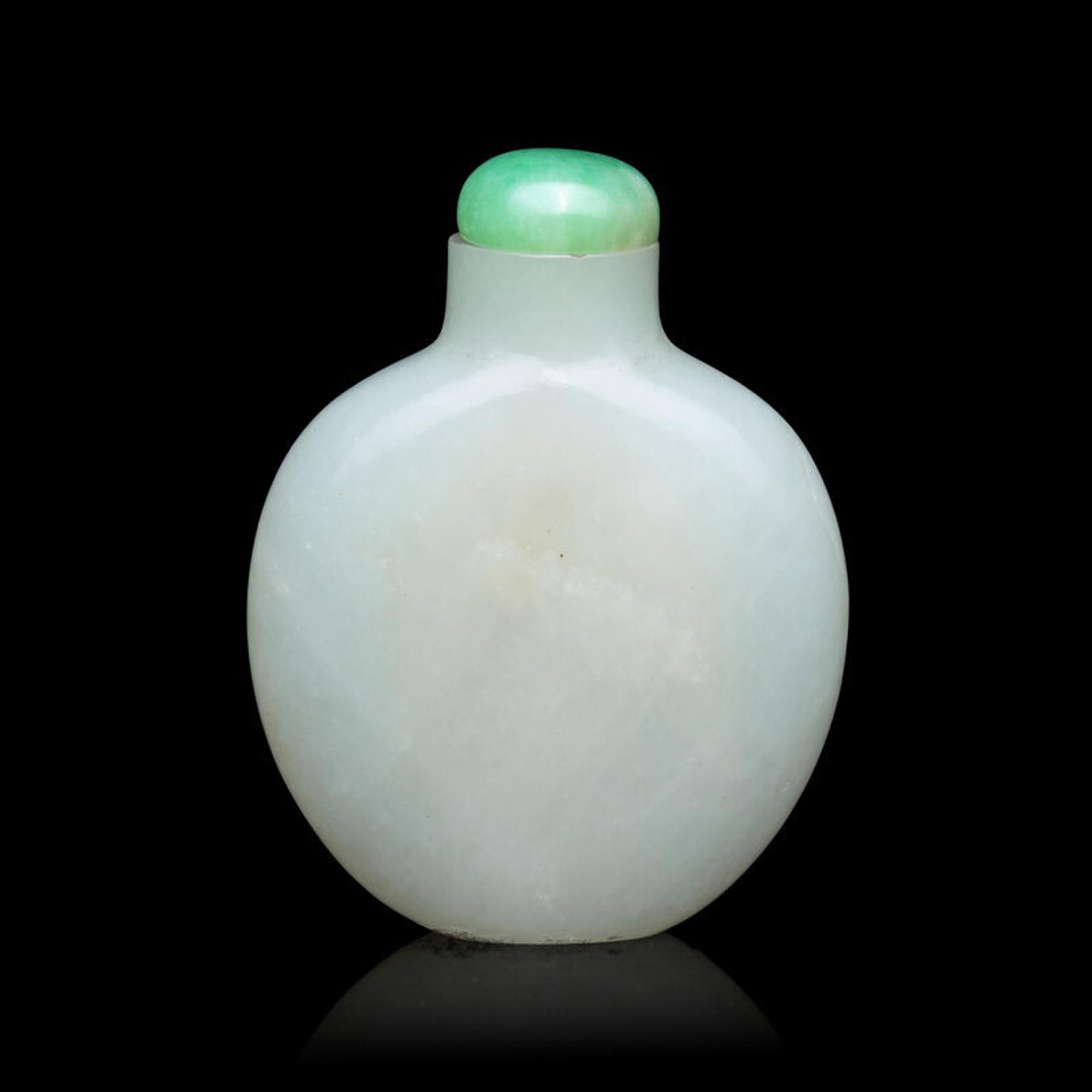 A Chinese White Jade Snuff Bottle, 18th/19th Century 清中期 白玉素面鼻煙壺