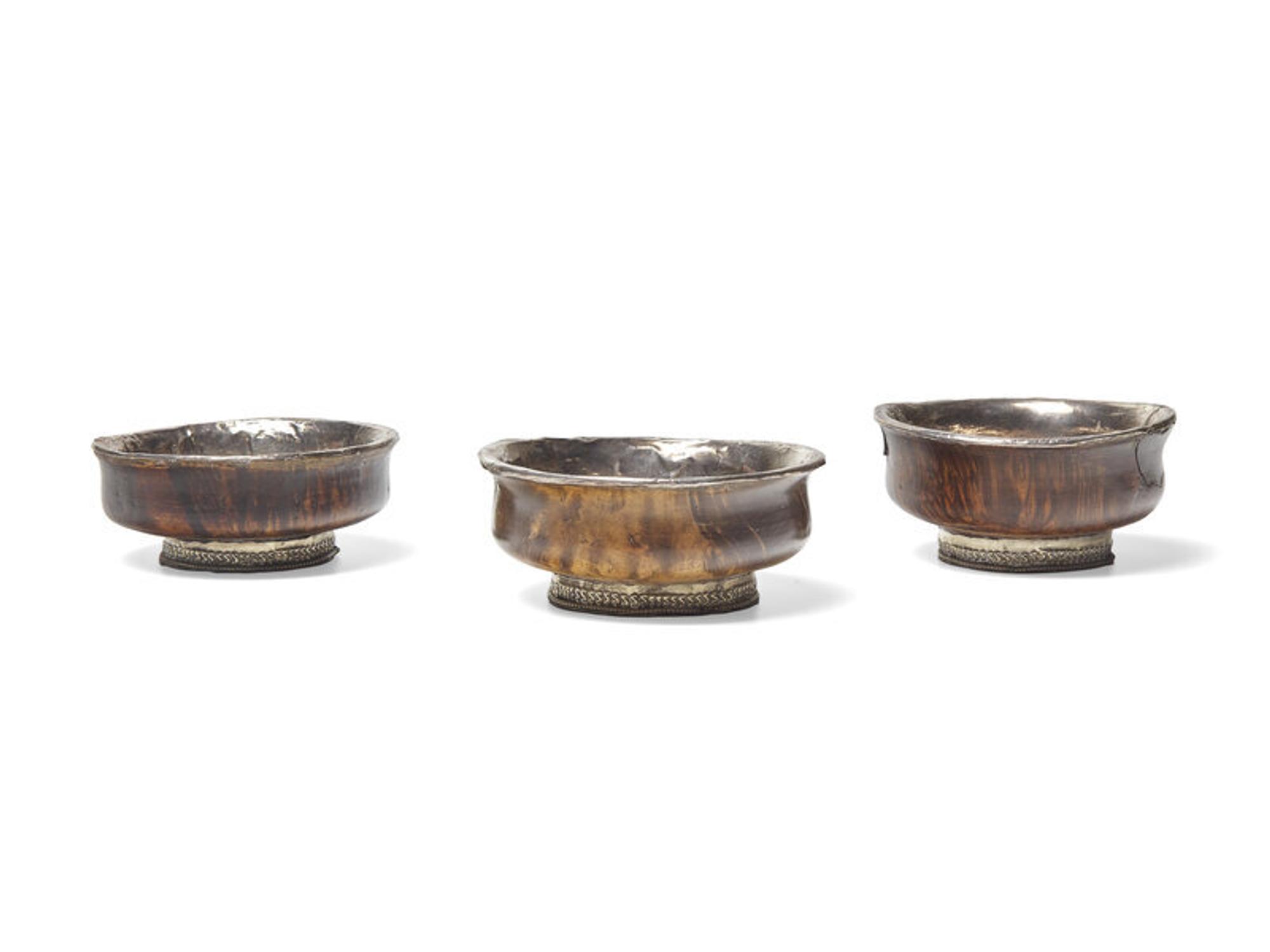 Three Tibetan Lined Burlwood Offering Bowls, 19th Century 十九世紀 木鑲銀碗三隻