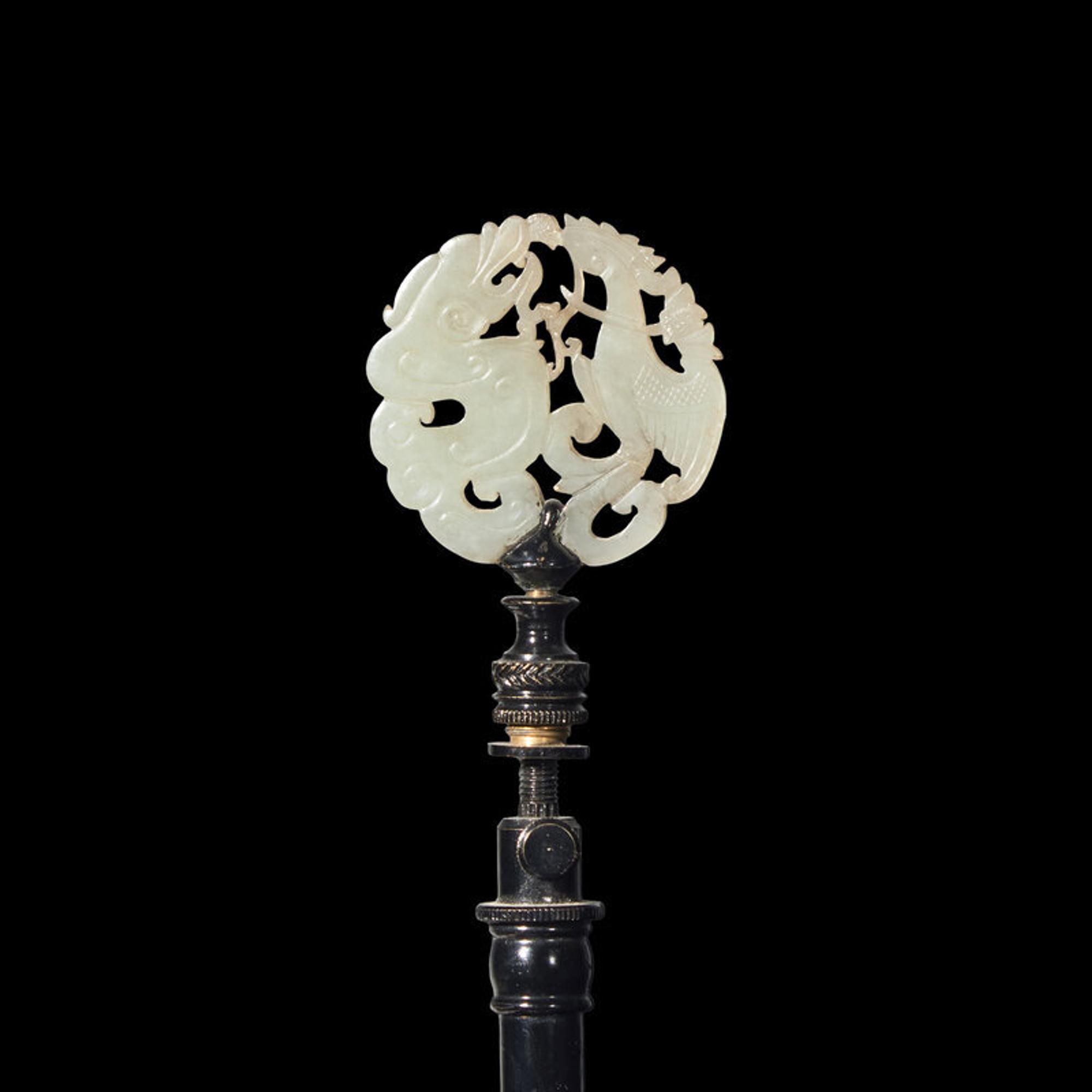 An Unusual Chinese Blue and White Porcelain Archaistic Vase 青花龍紋賞瓶