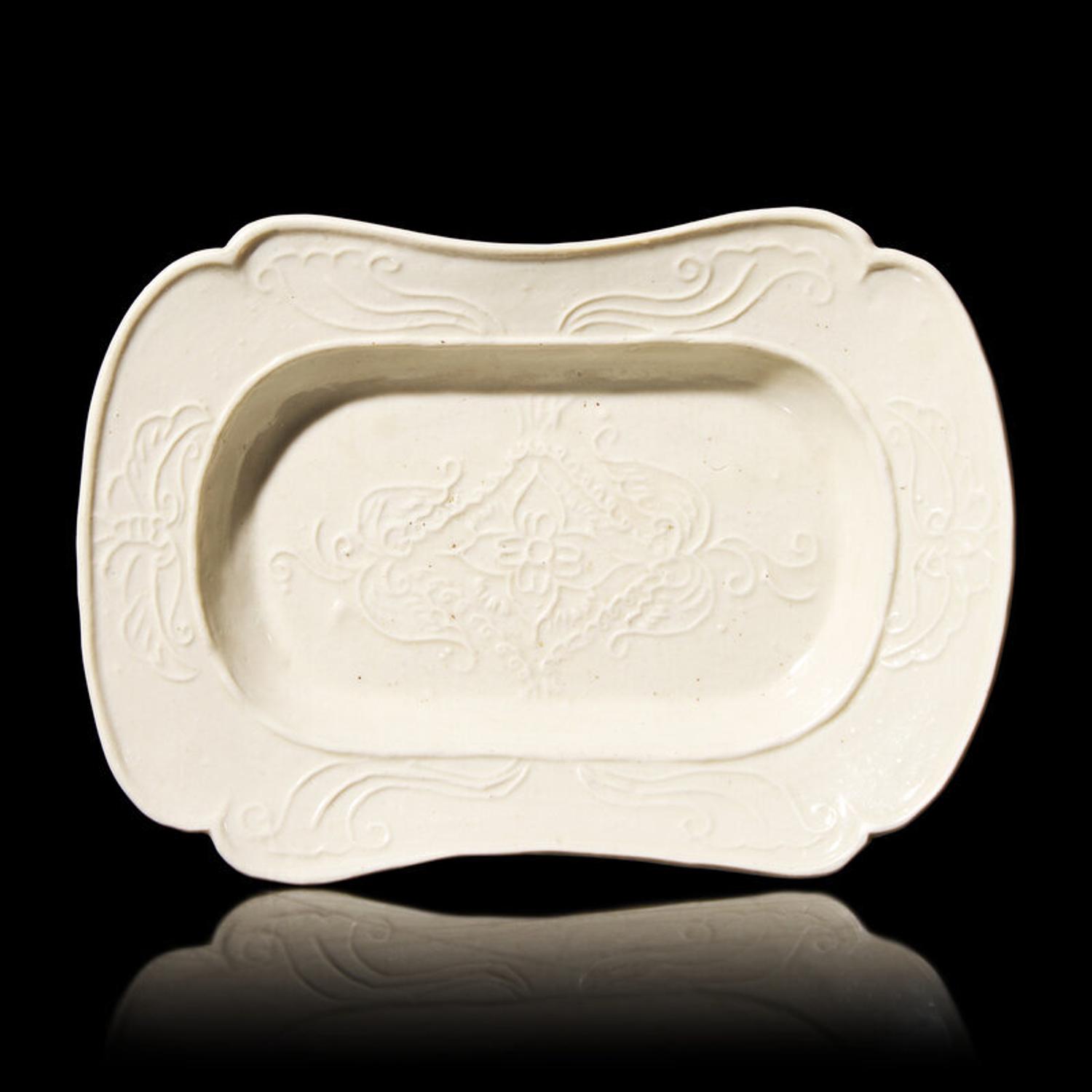 A Chinese Ding Type White Glazed Quatrefoil Dish, Five Dynasties 五代 定窯模印海棠式盤