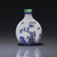 A Chinese Yangzhou Type Blue-Overlay Glass Snuff Bottle, Late 19th -20th Century 晚清-民國 涅白地套寶石藍料山石博古圖鼻烟壺