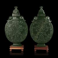 A Pair of Chinese Spinach Jade Moon Flasks and Covers, 20th Century 近代 碧玉抱月瓶一對