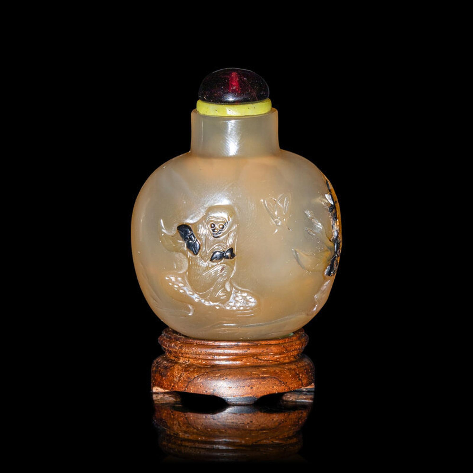 Two Chinese Carved Agate Snuff Bottles, 19th Century 清晚期 瑪瑙巧雕鼻煙壺兩 支