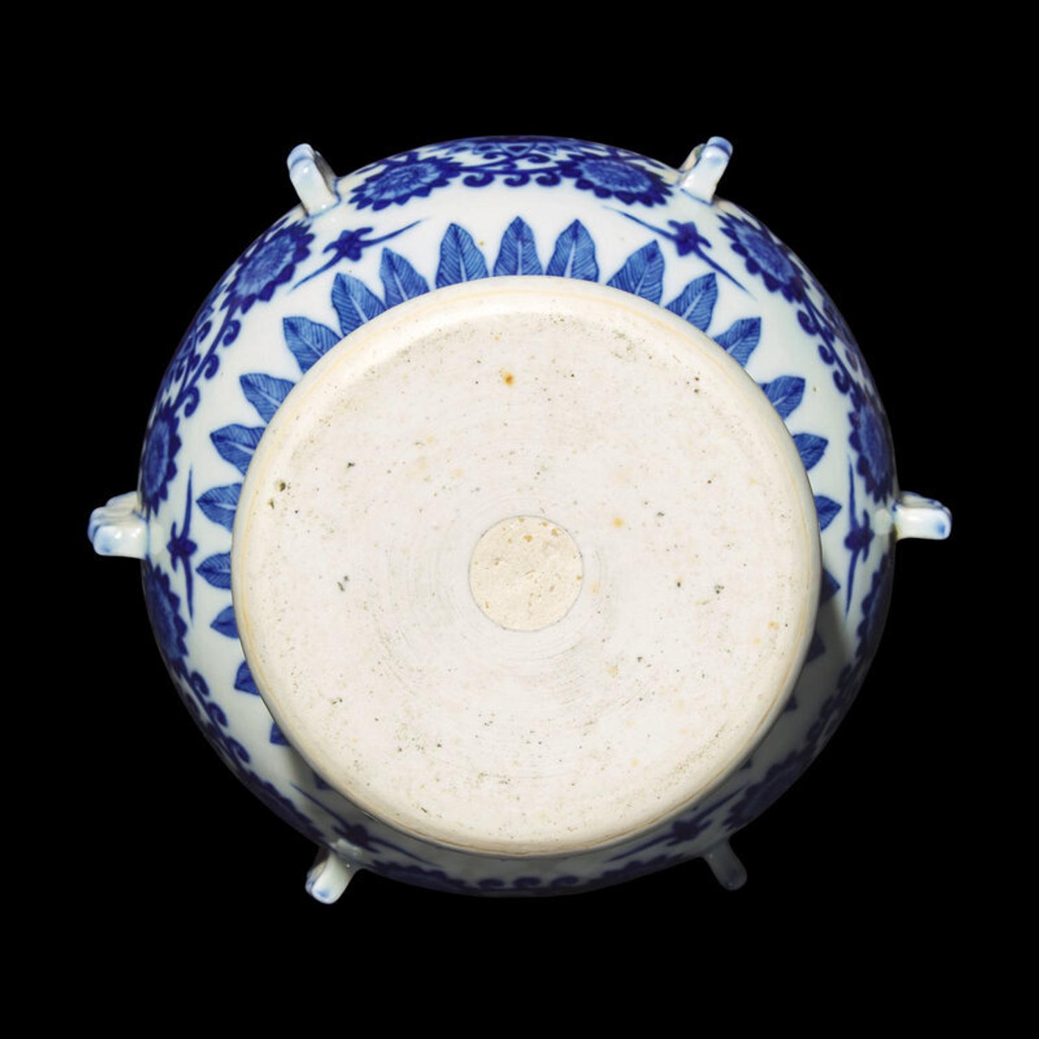 An Unusual Chinese Ming Style Blue and White Porcelain 'Garlic-Bulb' Necked Vase, 18th/Early 19th Century 清中期 明式青花蒜頭瓶