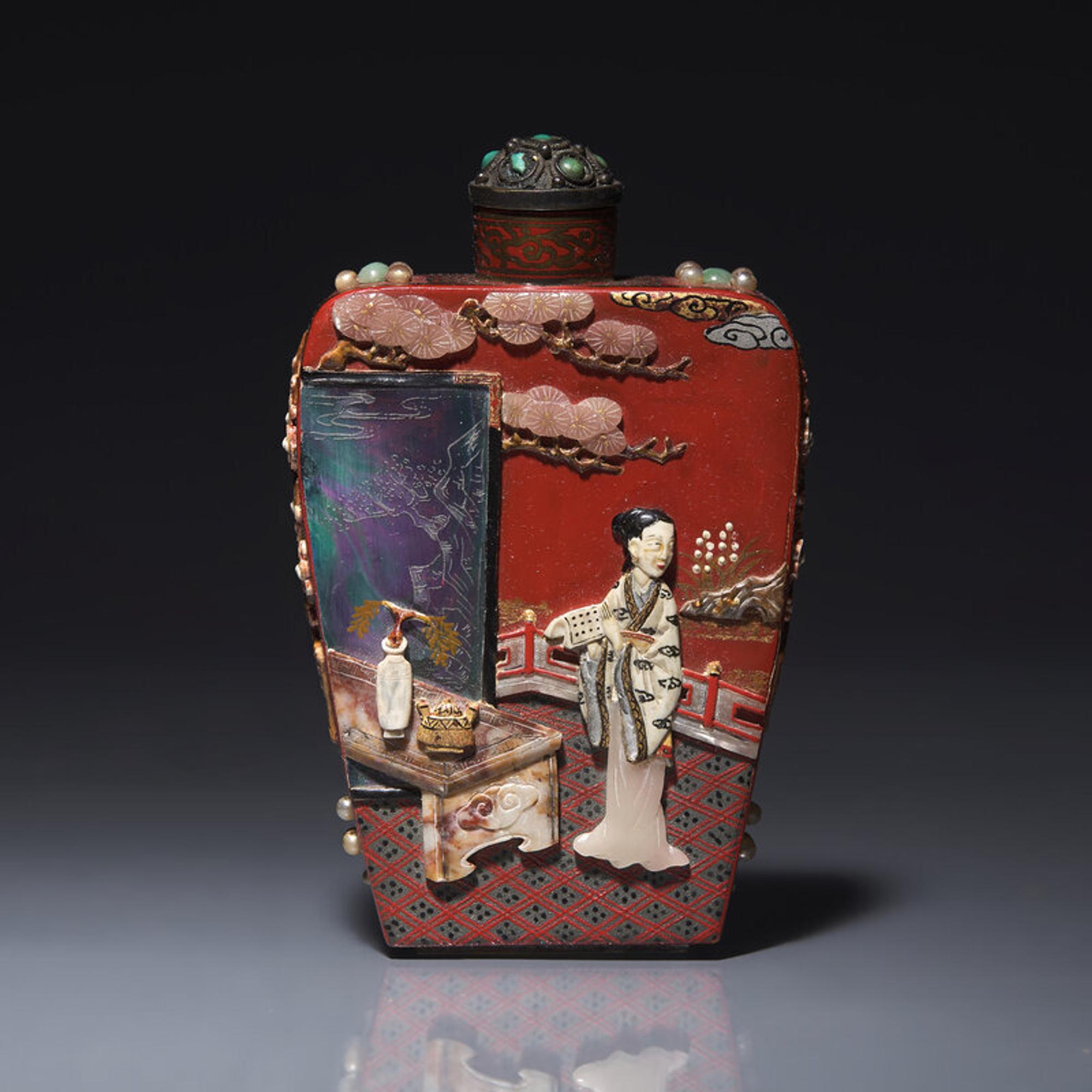 A Japanese Embellished Lacquer Snuff Bottle, 19th-Early 20th Century 晚清-民國 日式紅漆地嵌寳仕女圖鼻烟壺