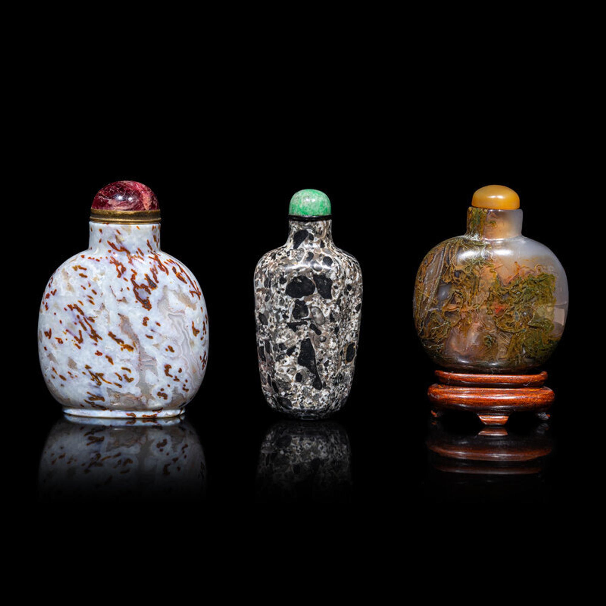 Three Chinese Hardstone Snuff Bottles, 18th-19th Century 清中期 瑪瑙及抱子石鼻煙壺三 支