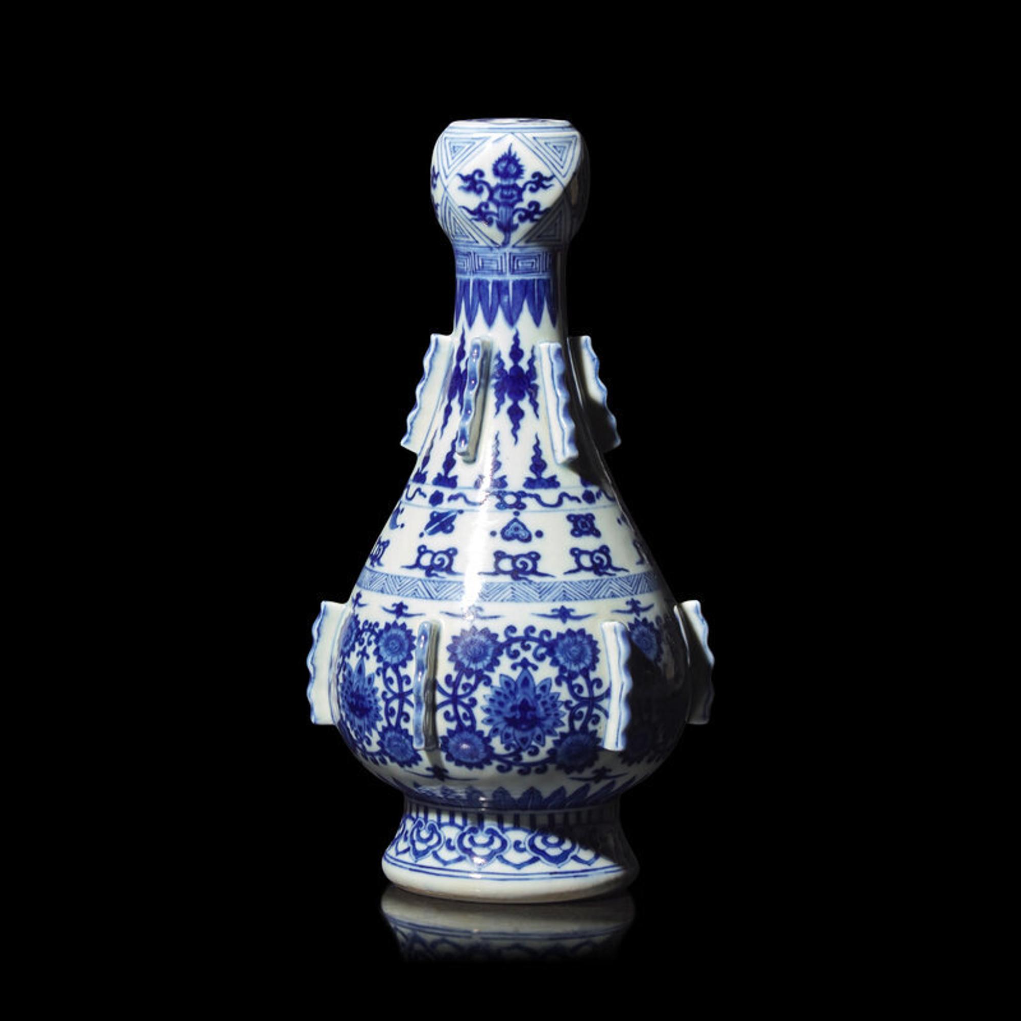 An Unusual Chinese Ming Style Blue and White Porcelain 'Garlic-Bulb' Necked Vase, 18th/Early 19th Century 清中期 明式青花蒜頭瓶