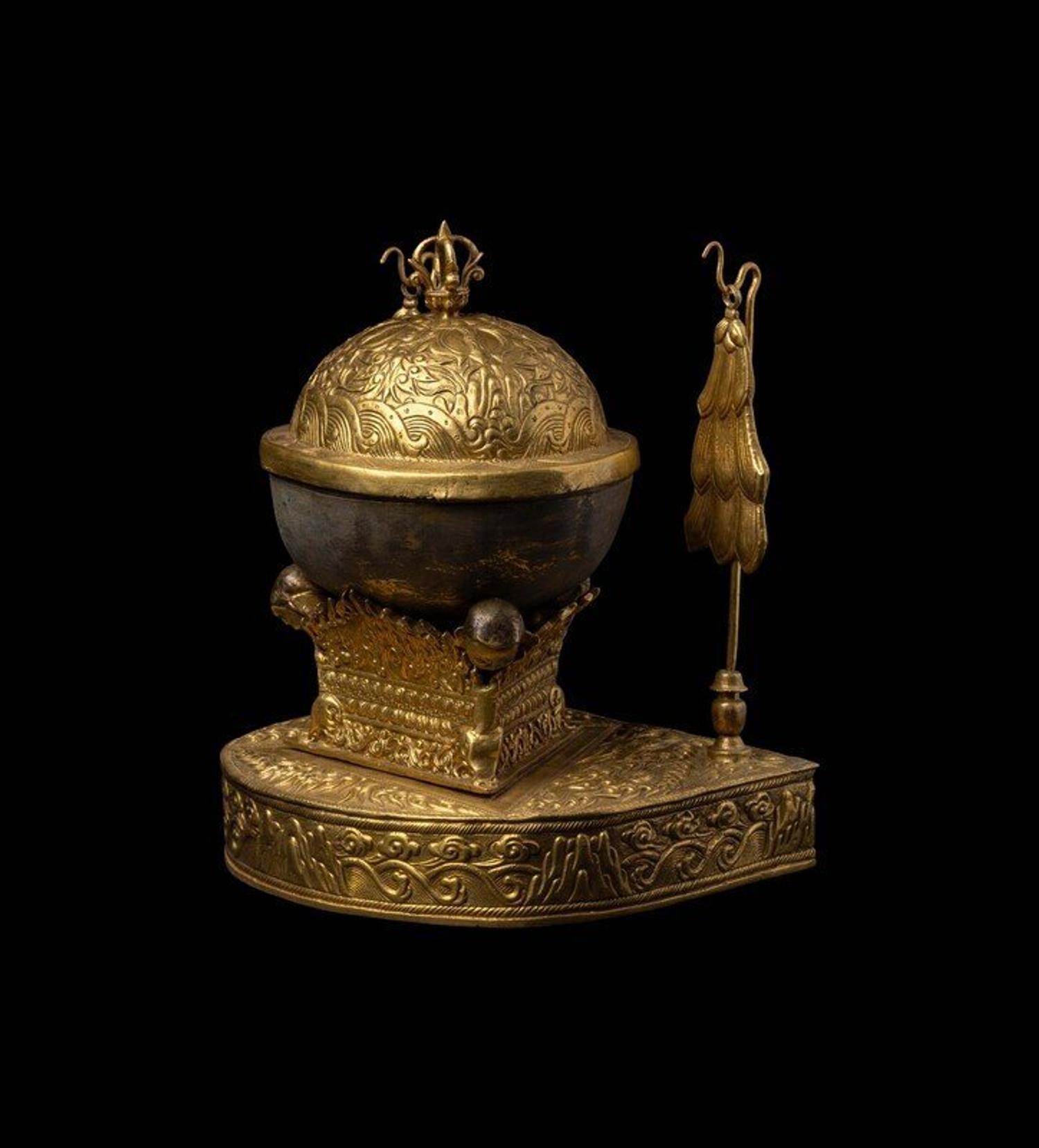 A Sino-Tibetan Gilt Bronze Kapala, 20th Century 近代 銅鎏金嘎巴拉碗