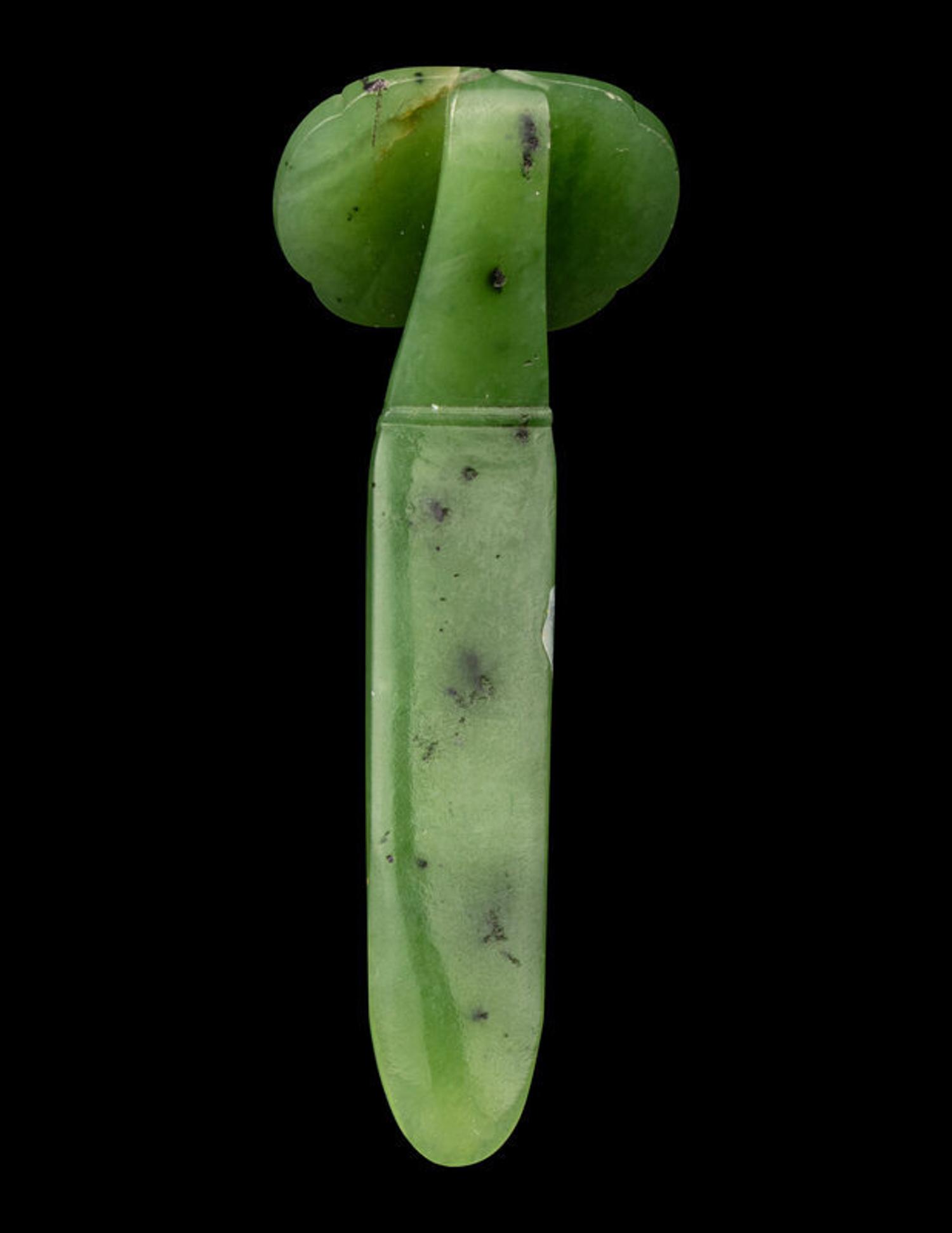 Three Chinese Jade and Jadeite Jewelry, 19th Century 清 翡翠、白玉首飾一組三件
