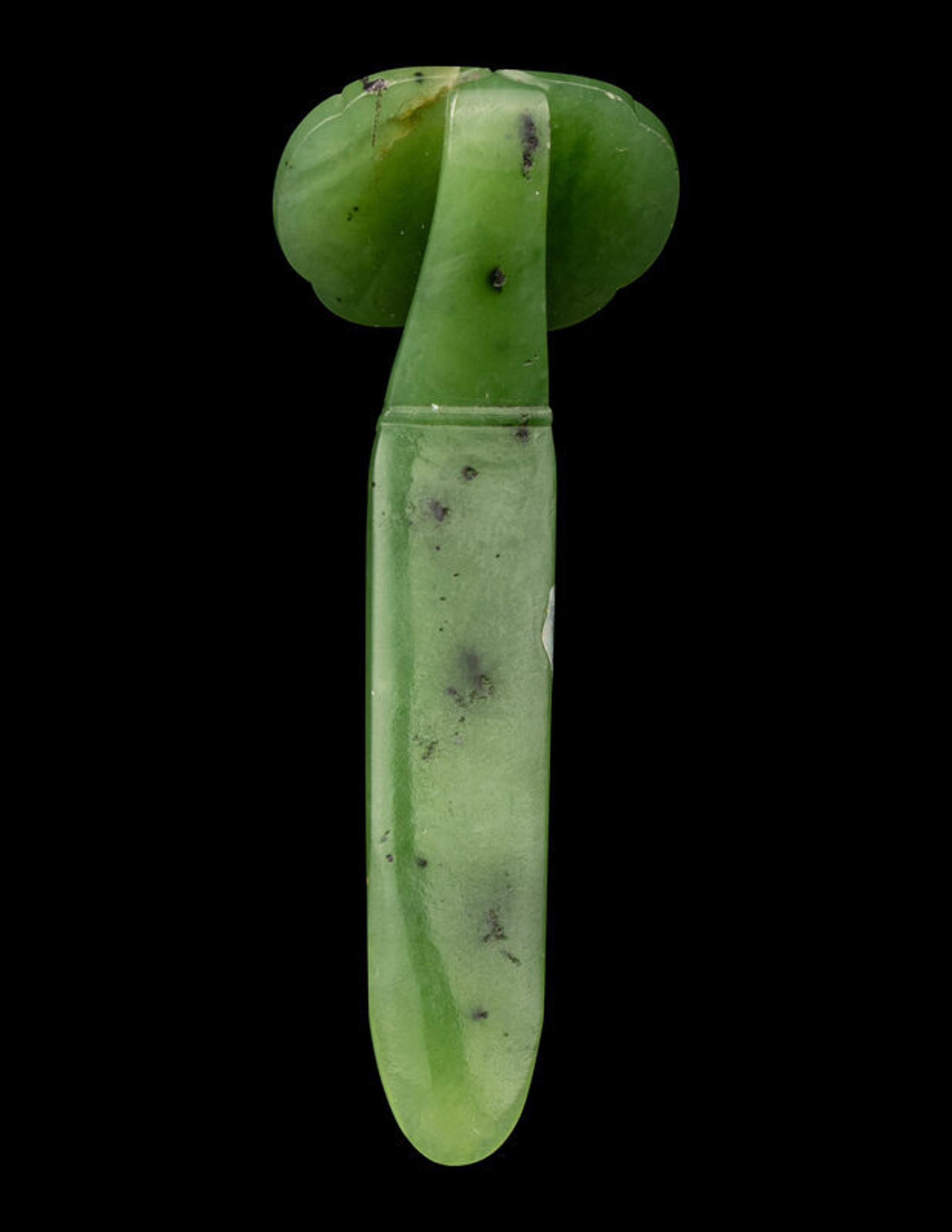Three Chinese Jade and Jadeite Jewelry, 19th Century 清 翡翠、白玉首飾一組三件