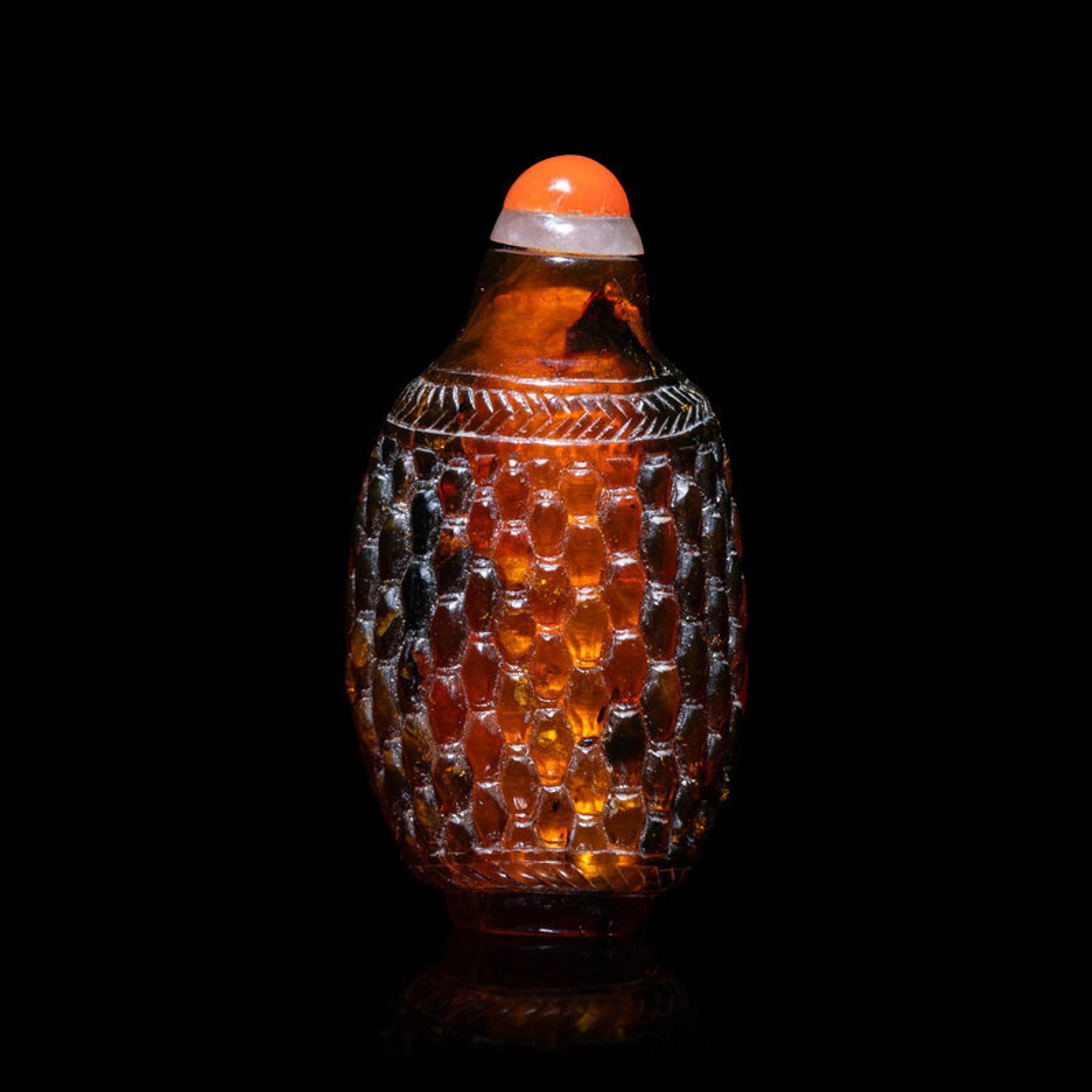 A Miniature Chinese Amber 'Basket Weave' Snuff Bottle, 19th Century 清晚期 琥珀籮紋鼻煙壺