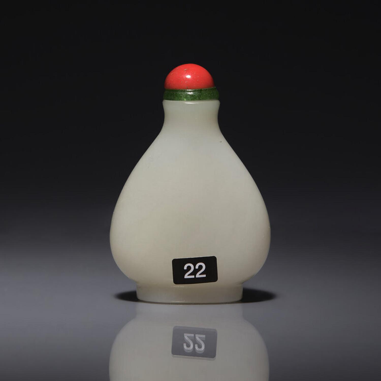 A Chinese White Jade Snuff Bottle, 18th/19th Century 清中期 白玉素面鼻烟壺