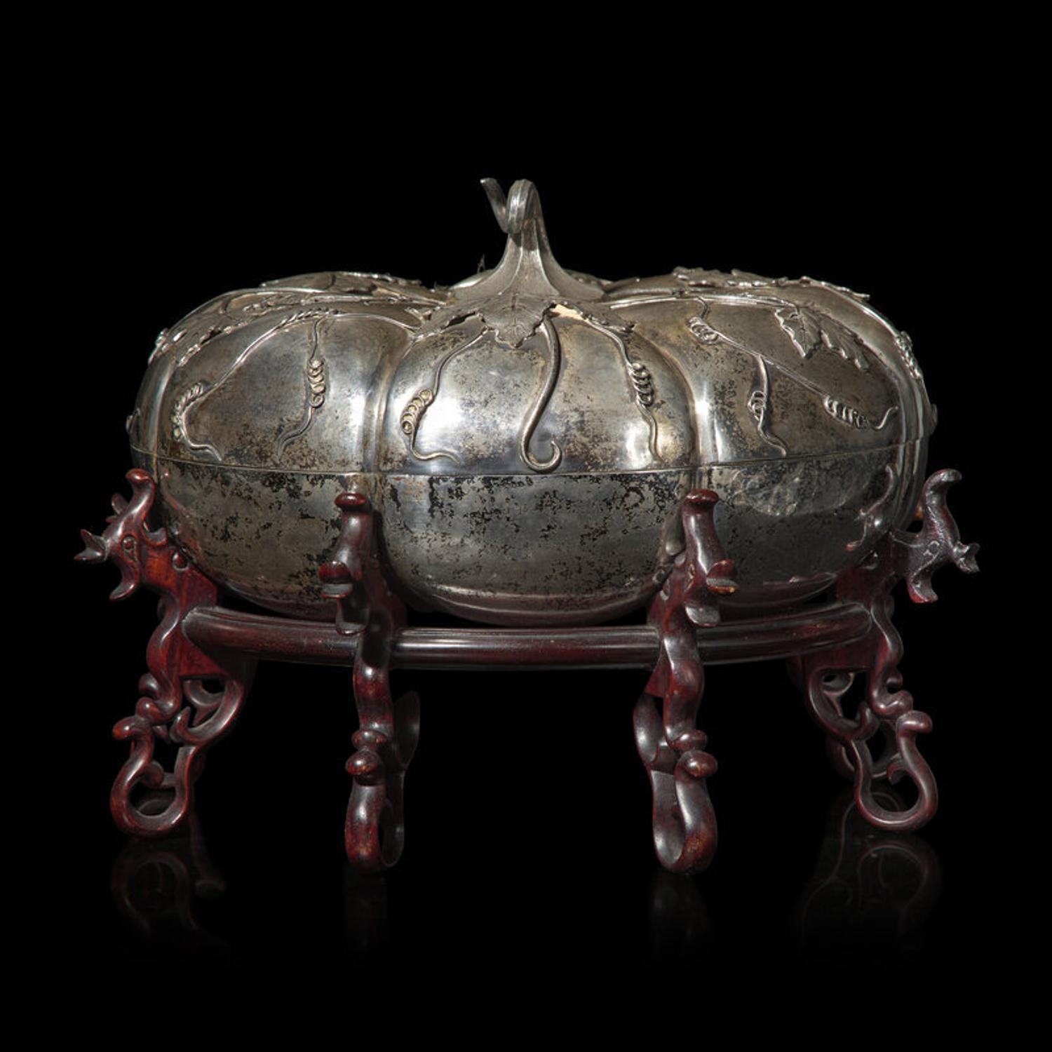 A Large Chinese Silver Sweetmeat Box and Cover, Early 20th Century 民國 銀瓜棱式攢盒