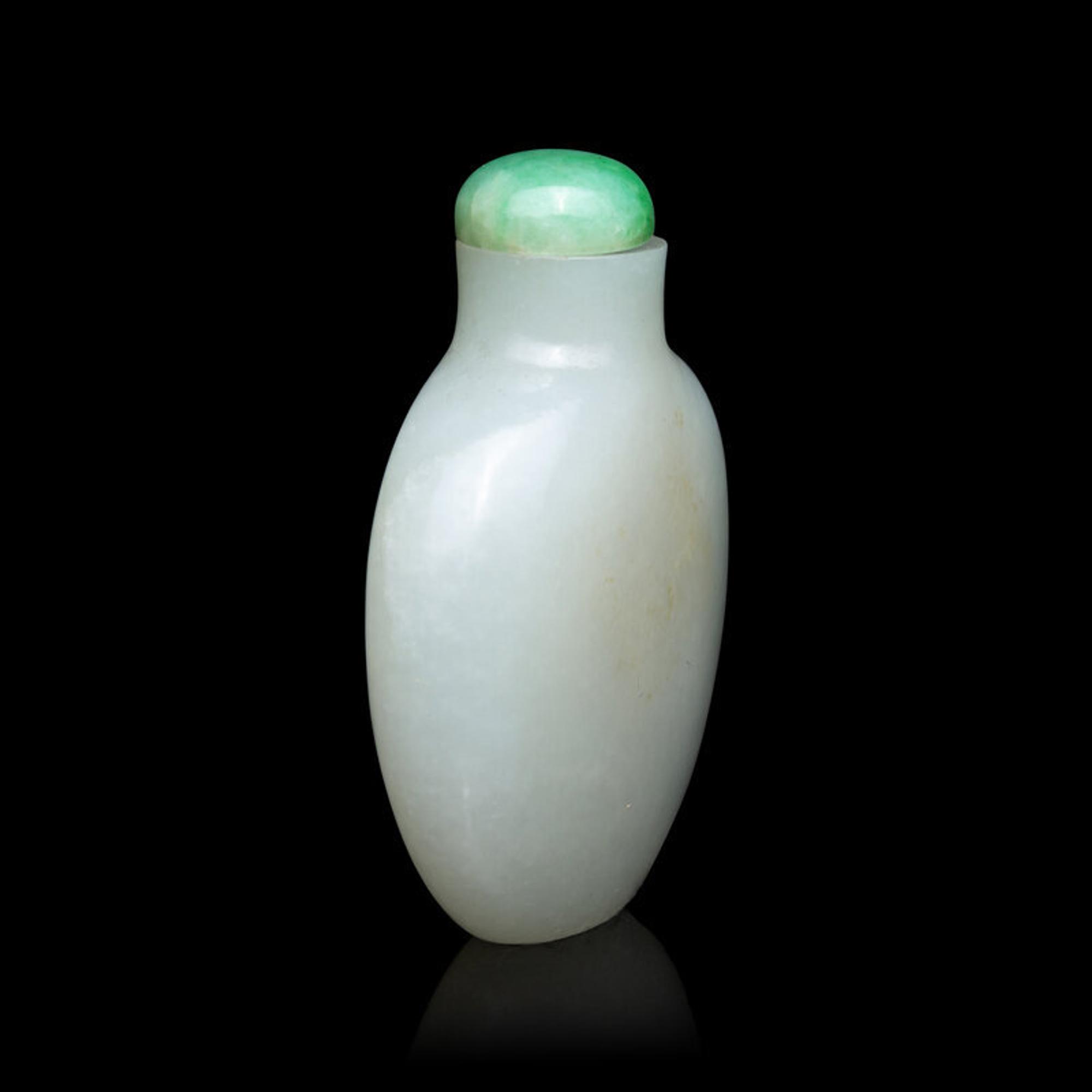 A Chinese White Jade Snuff Bottle, 18th/19th Century 清中期 白玉素面鼻煙壺