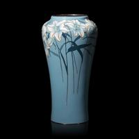 A Japanese Cloisonne and Moriage Enamel 'Lilies' Vase, Ando Jubei Workshop, Meiji/Taisho Period 日本明治/大正時代 安藤重兵尉製七寶燒花樽