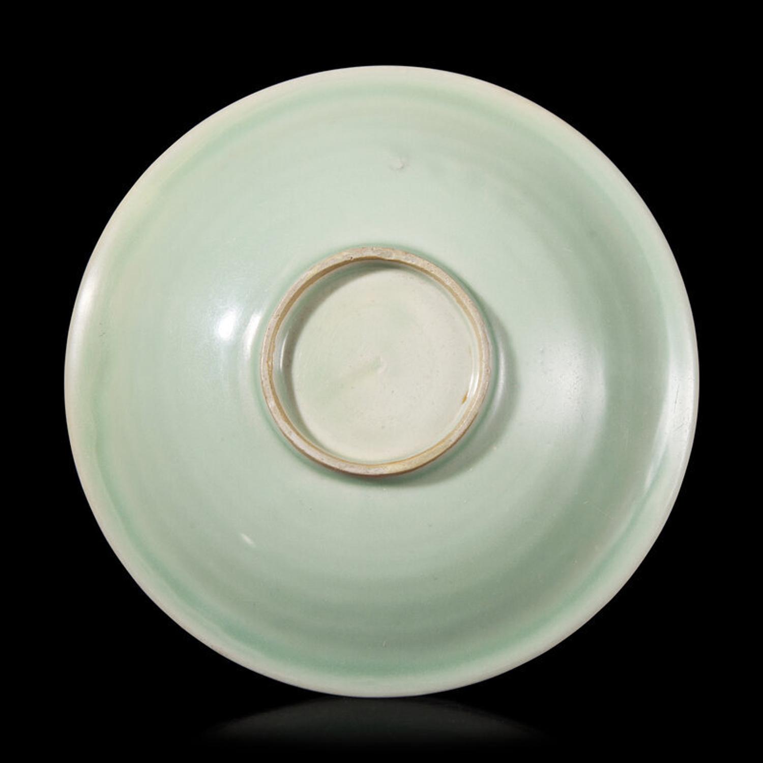 A Chinese Longquan Celadon Glazed Dish, 13th/14th Century 宋/元 龍泉窯梅子青釉碟
