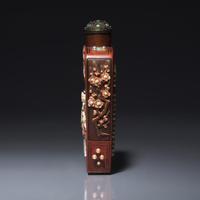 A Japanese Embellished Lacquer Snuff Bottle, 19th-Early 20th Century 晚清-民國 日式紅漆地嵌寳仕女圖鼻烟壺