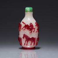 A Chinese Ruby Overlay 'Eight Horses of Wang Mu' Snuff Bottle, 19th Century 清中期 雪霏地套寶石紅料穆王八駿鼻烟壺