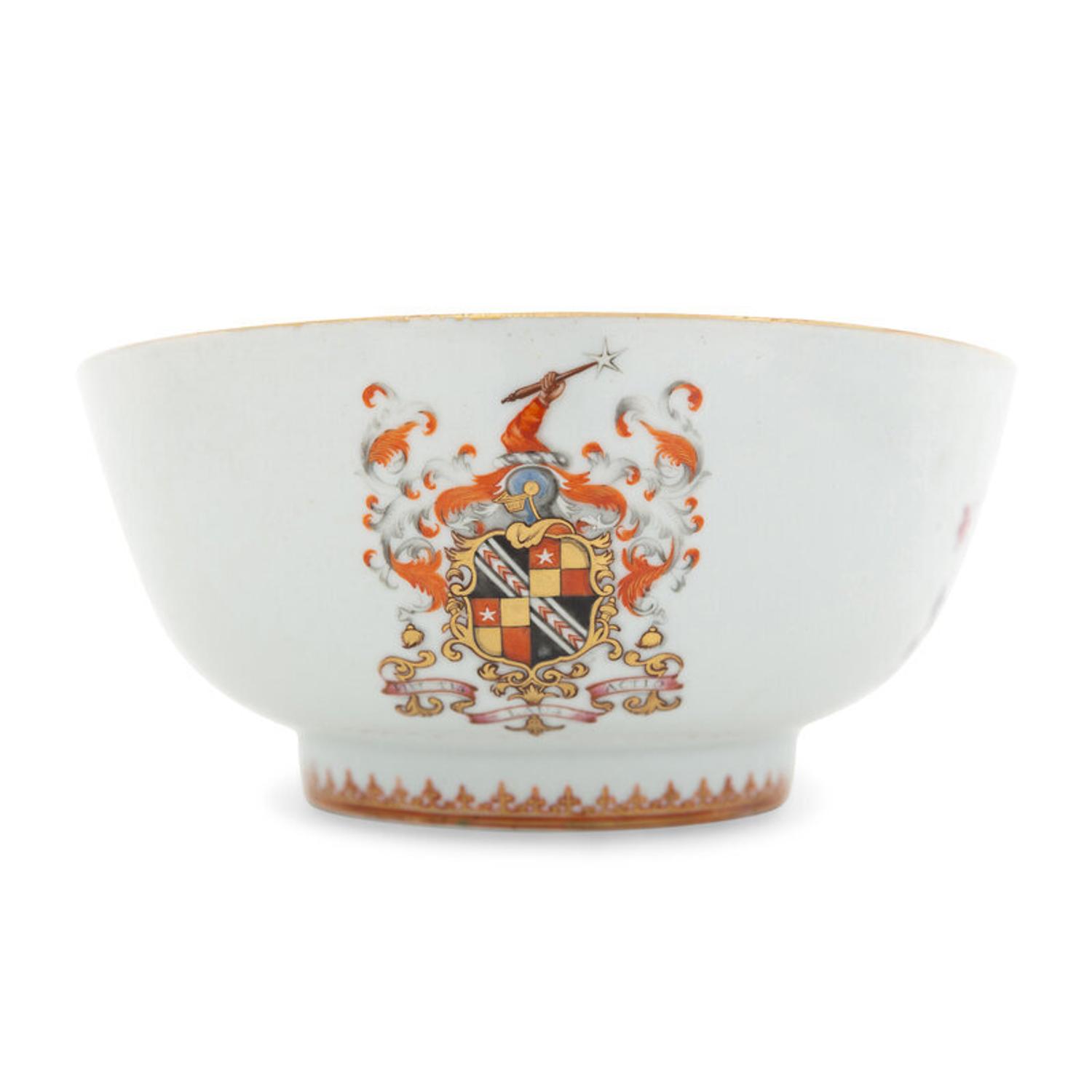 A Group of Six Chinese Export Porcelain Table Articles, Late 19th-Early 20th Century 近代 外銷徽章瓷一組劉建