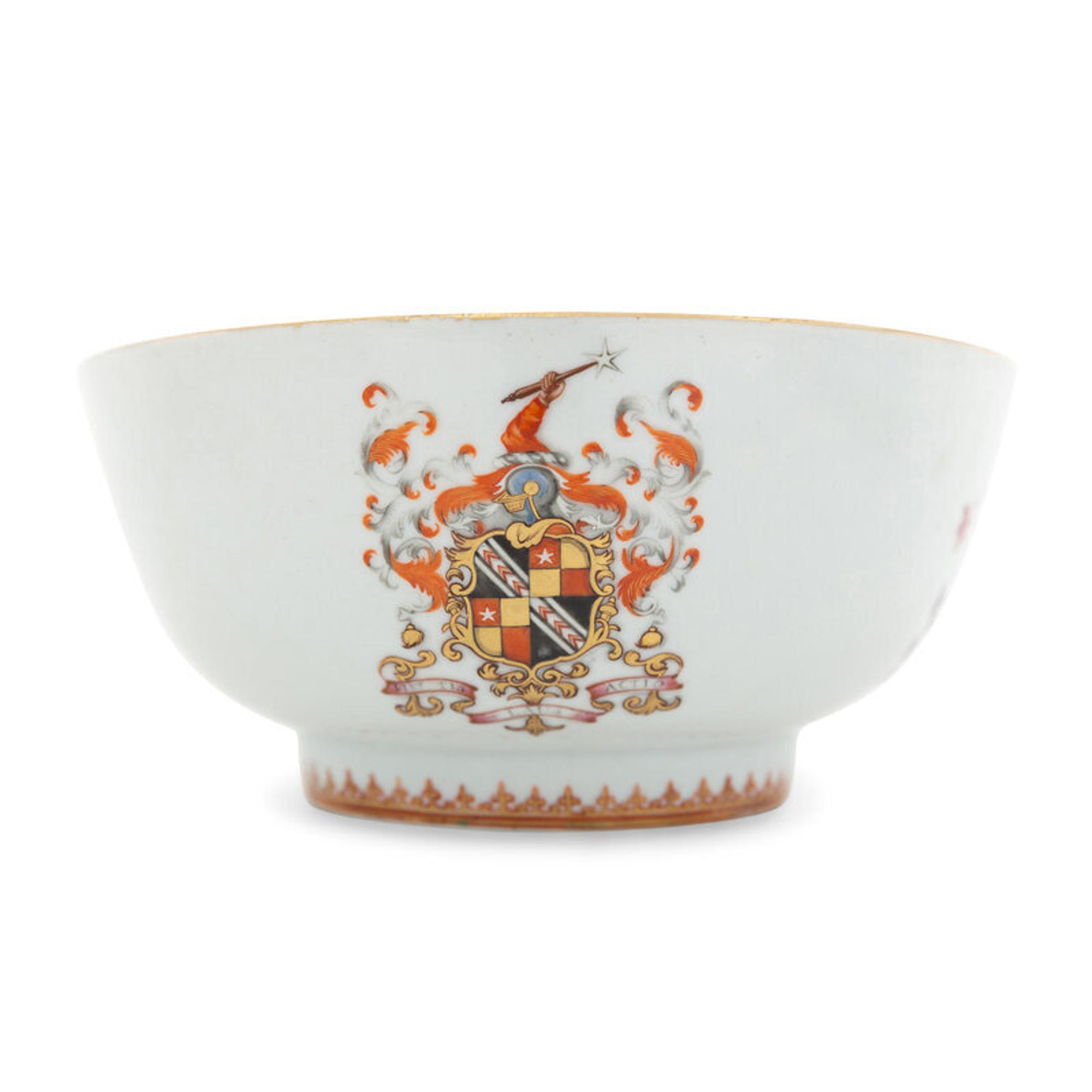 A Group of Six Chinese Export Porcelain Table Articles, Late 19th-Early 20th Century 近代 外銷徽章瓷一組劉建
