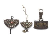 Two Tibetan Purses and a Flint, 19th Century or Later 十九世紀或更晚 藏式火鐮三枚