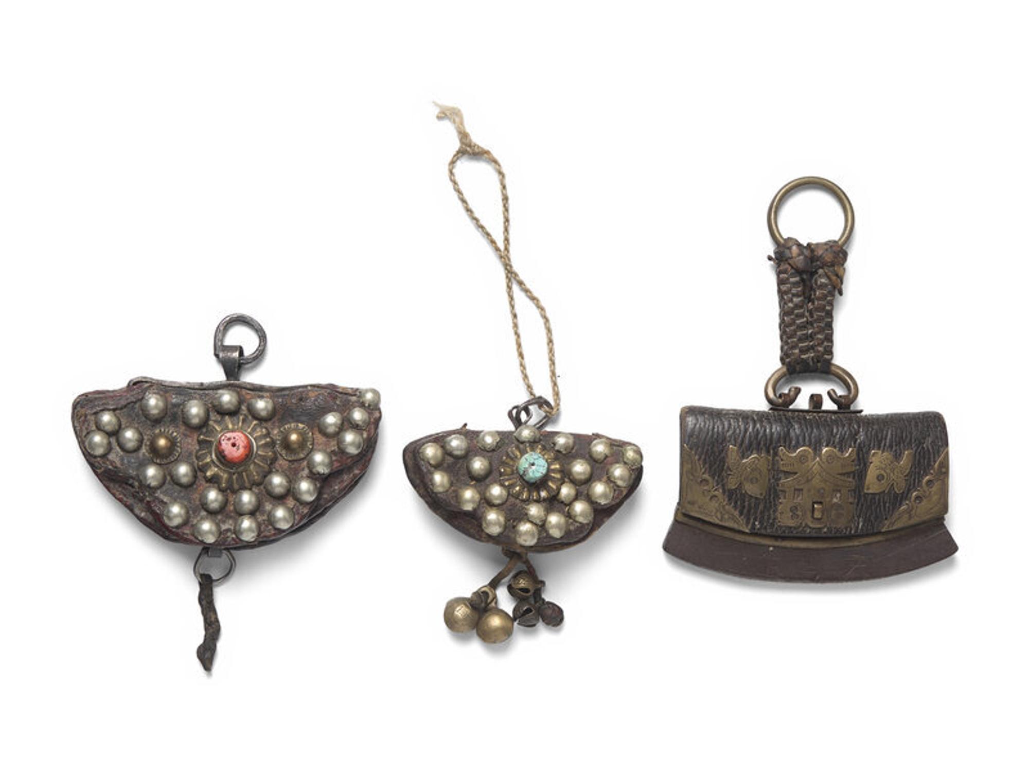 Two Tibetan Purses and a Flint, 19th Century or Later 十九世紀或更晚 藏式火鐮三枚