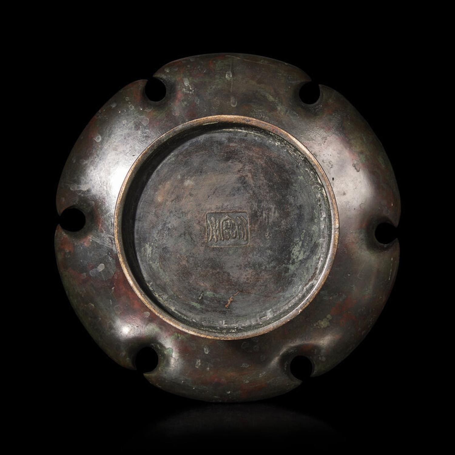 A Japanese Bronze 'Dragon' Vase, Late Meijing Period 日本明治時代晚期 盤龍銅瓶