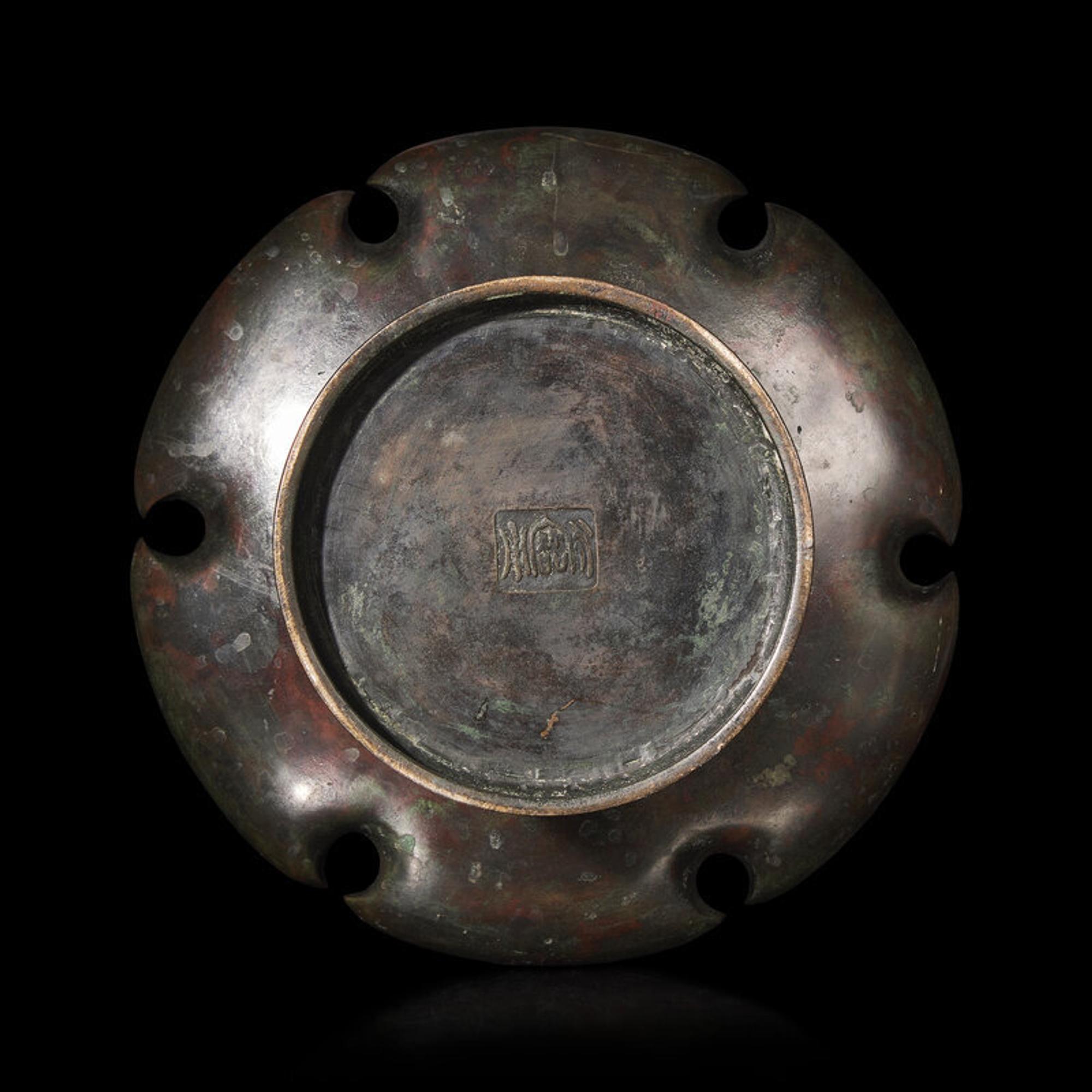 A Japanese Bronze 'Dragon' Vase, Late Meijing Period 日本明治時代晚期 盤龍銅瓶