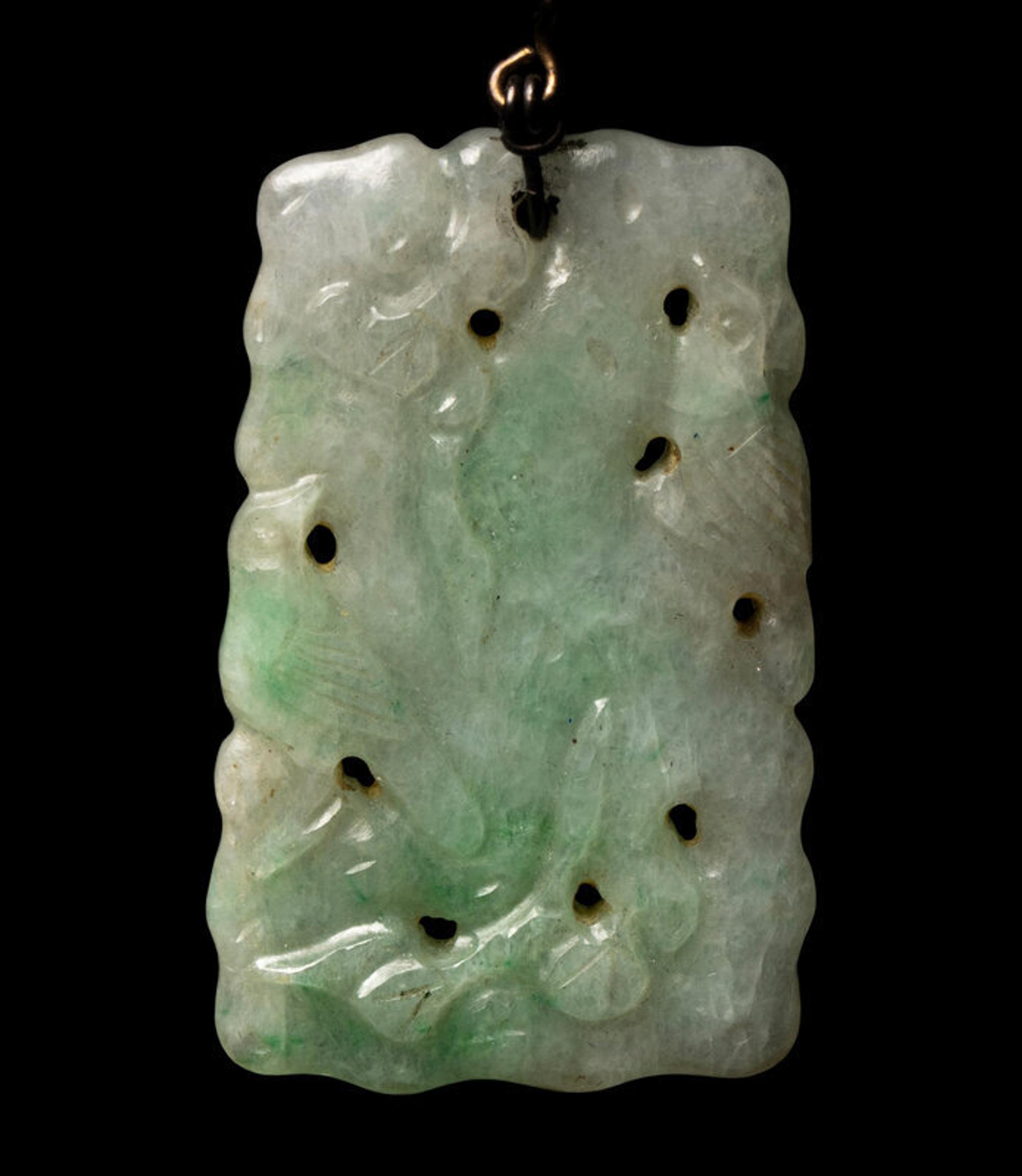 Three Chinese Jade and Jadeite Jewelry, 19th Century 清 翡翠、白玉首飾一組三件