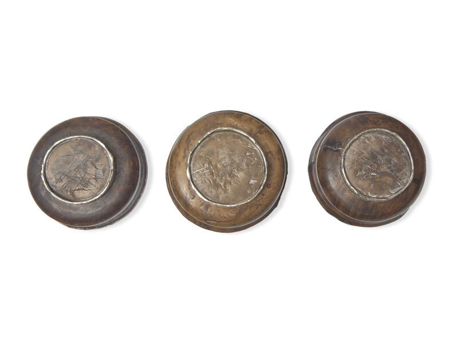 Three Tibetan Lined Burlwood Offering Bowls, 19th Century 十九世紀 木鑲銀碗三隻