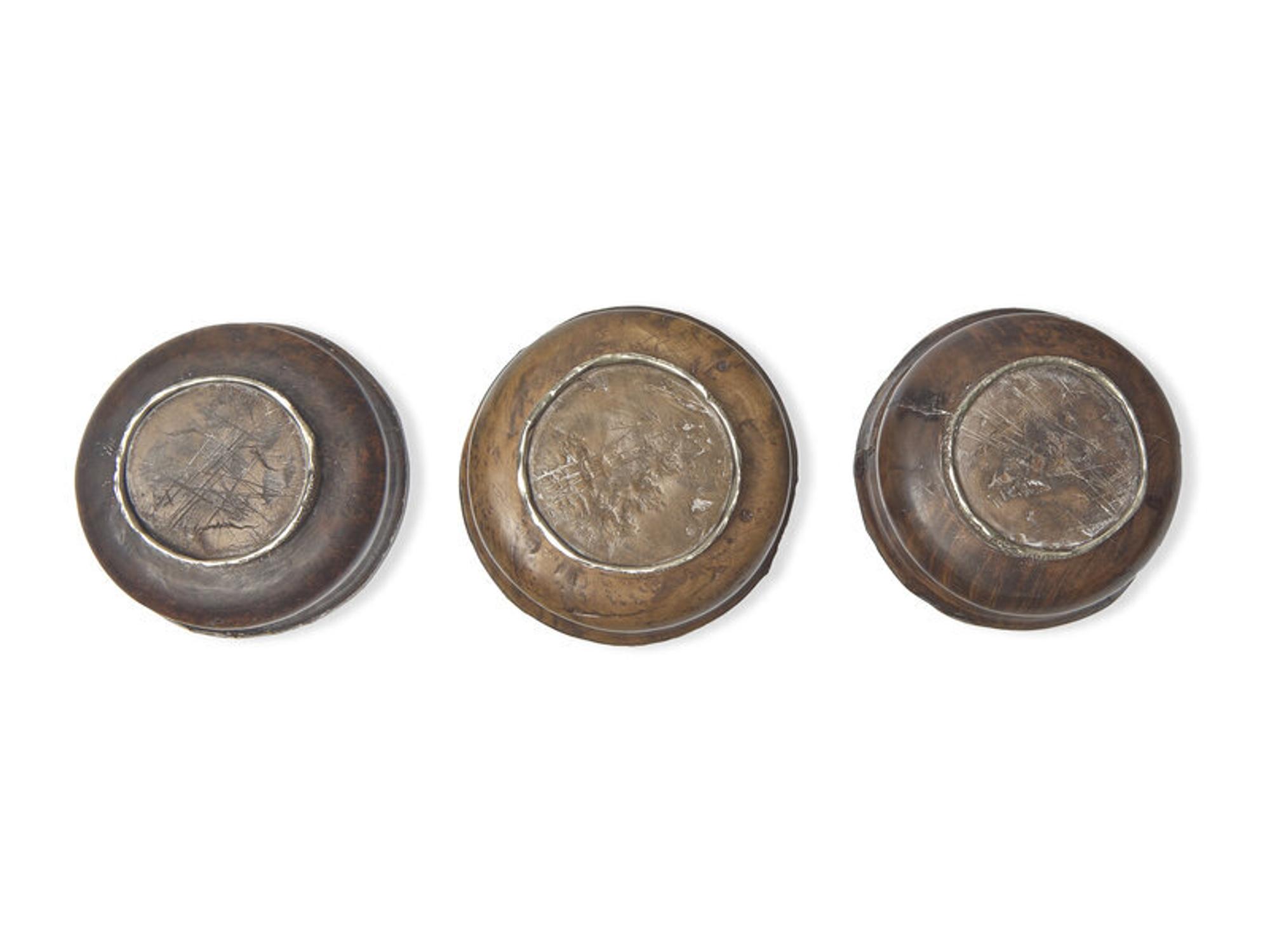 Three Tibetan Lined Burlwood Offering Bowls, 19th Century 十九世紀 木鑲銀碗三隻