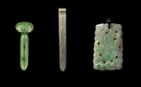 Three Chinese Jade and Jadeite Jewelry, 19th Century 清 翡翠、白玉首飾一組三件