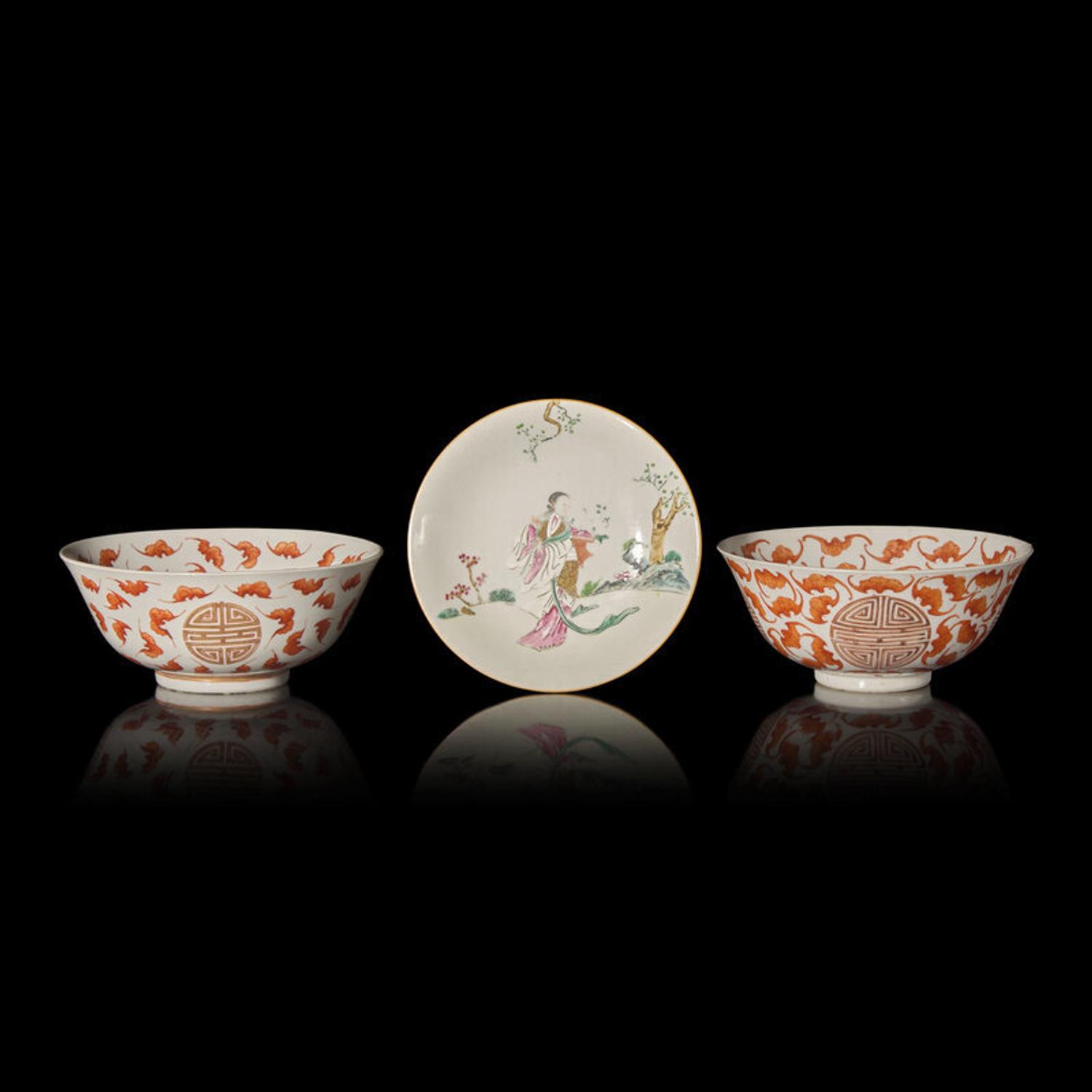 A Chinese Famille Rose Dish and an Associated Pair of Iron-Red "Bats" Bowls, 19th to 20th Century 晚清-民國 粉彩仕女圖賞盤及礬紅彩蝠壽紋碗兩隻
