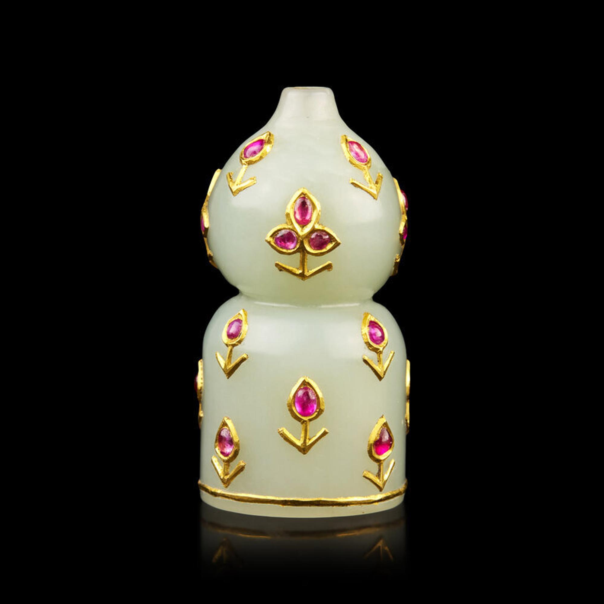 An Unusual Pale-celadon Jade Ruby-set Huqqa Mouthpiece, Mughal, Early 19th Century 莫臥爾王朝十九世紀初 青白玉嵌金紅寶石煙嘴