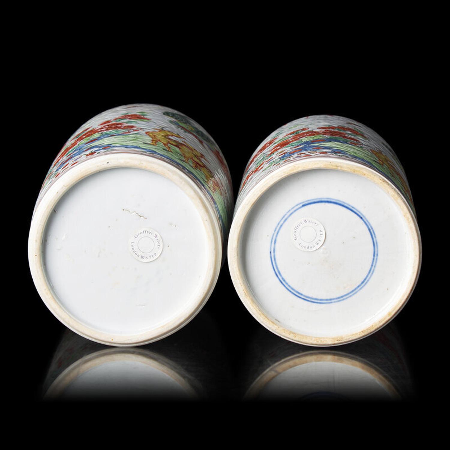 A Matched Pair of Dutch-Decorated Chinese Rouleau Vases, Kangxi Period 清康熙 五彩紙槌瓶兩件