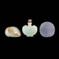 Three Chinese Celadon Jade Articles, 20th Century 近代 青白玉鼻烟壺、把件、牌子一組三件