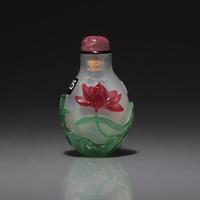 A Small Chinese Multicolor Overlay Glass Snuff Bottle, Circa 1750-1820 1750-1820年 雪霏地套料荷花圖鼻烟壺