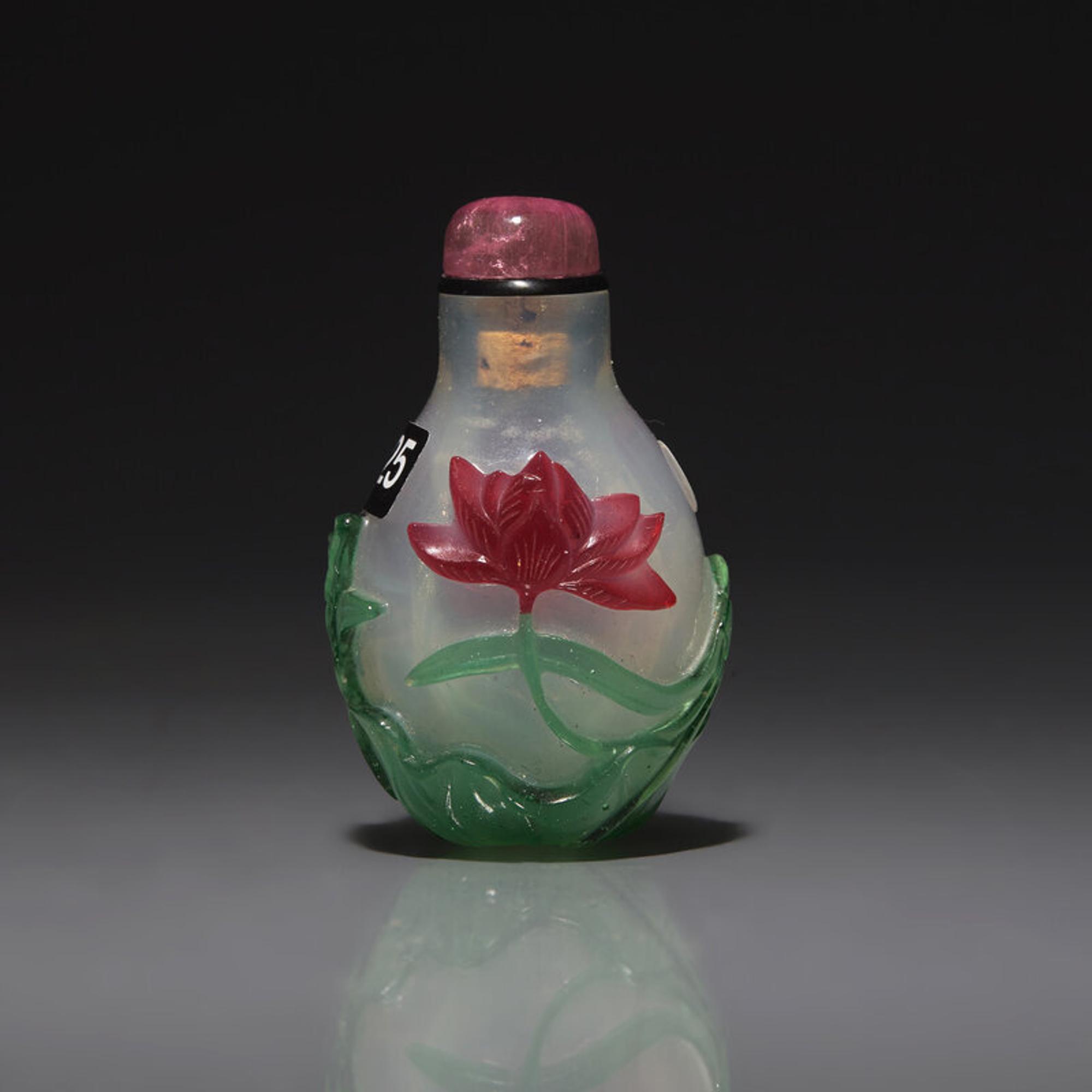 A Small Chinese Multicolor Overlay Glass Snuff Bottle, Circa 1750-1820 1750-1820年 雪霏地套料荷花圖鼻烟壺
